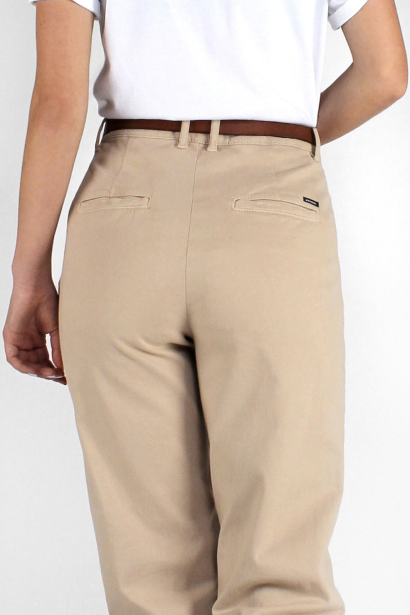 Pantalon chino Lara couleur sable / beige en coton biologique par Kuyichi