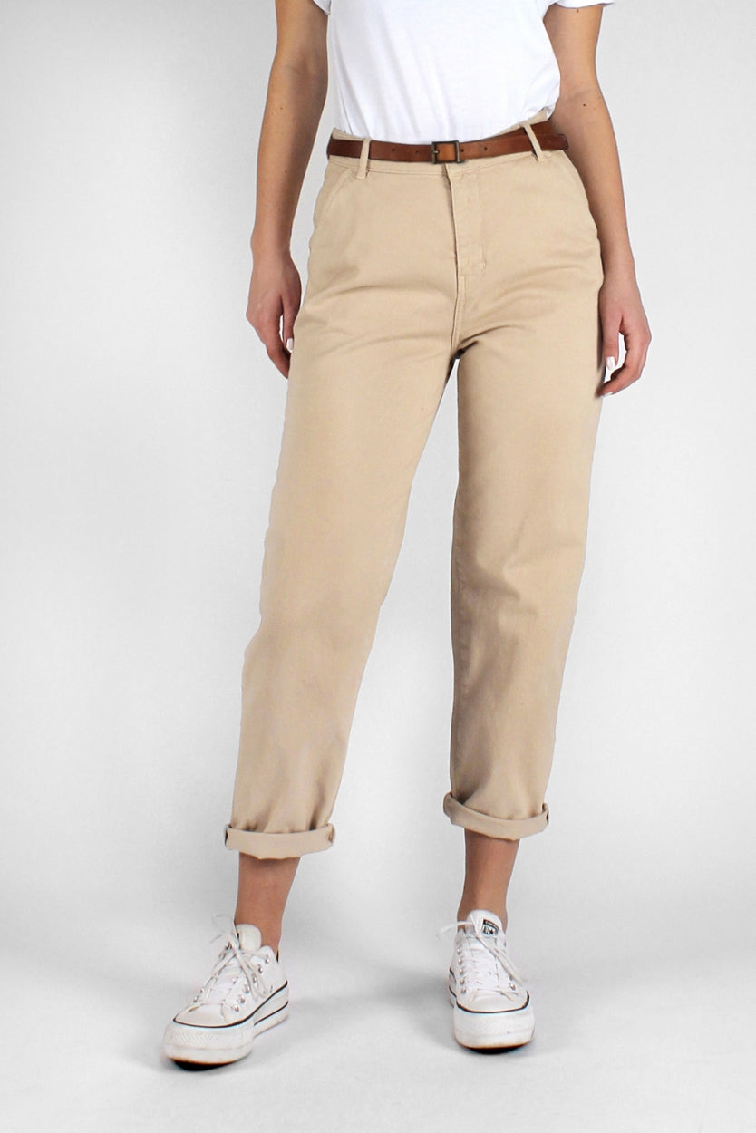 Pantalon chino Lara couleur sable / beige en coton biologique par Kuyichi