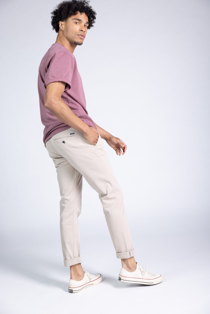 Pantalon chino Dexter en sable / beige en coton biologique de Kuyichi