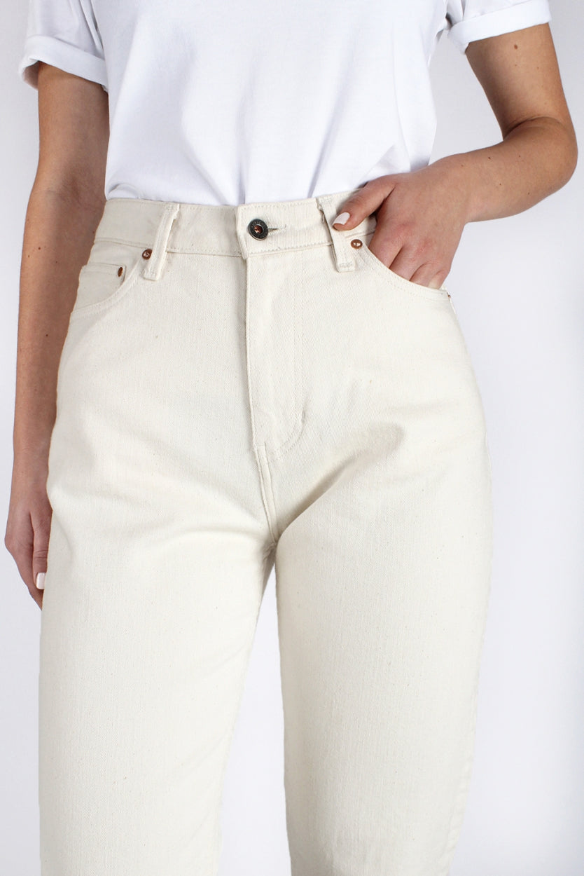 Jeans Nora in weiss / offwhite, nicht gefärbt, locker tailliert aus Bio - Baumwolle von Kuyichi