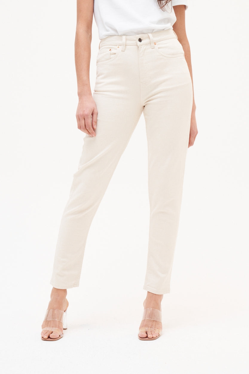 Jeans Nora in weiss / offwhite, nicht gefärbt, locker tailliert aus Bio - Baumwolle von Kuyichi