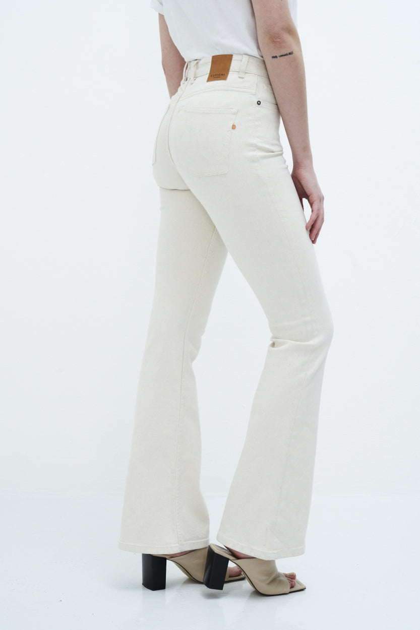 Jeans Lisette Flare ungefärbt, aus Bio - Baumwolle und Tencel in weiss / offwhite von Kuyichi