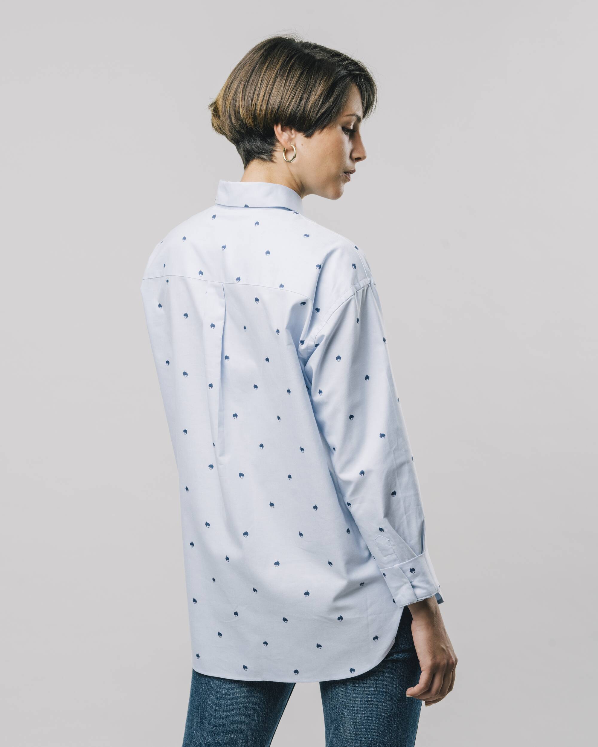 Hellblaue, bedruckte, langärmlige Bluse Yoko aus 100% Bio-Baumwolle von Brava Fabrics