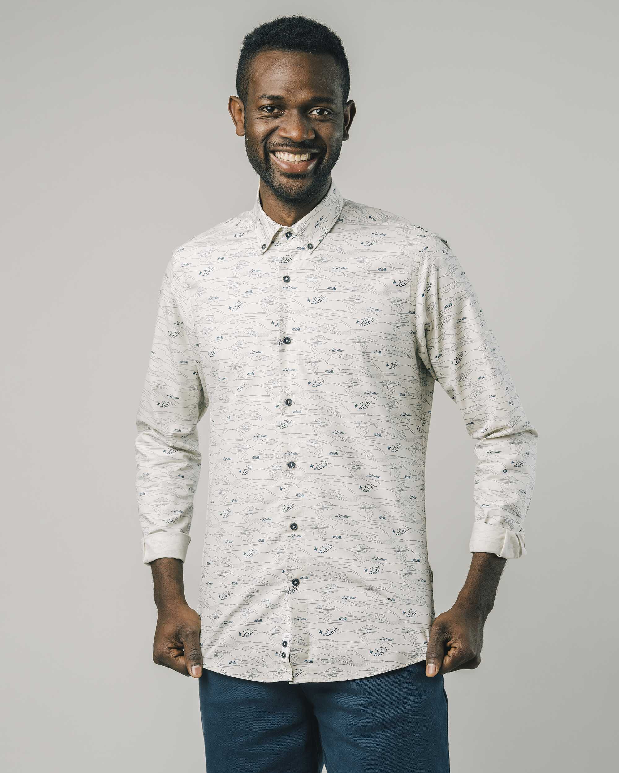 Weisses, langärmliges, bedrucktes Hemd Yurta aus 100% Bio-Baumwolle von Brava Fabrics