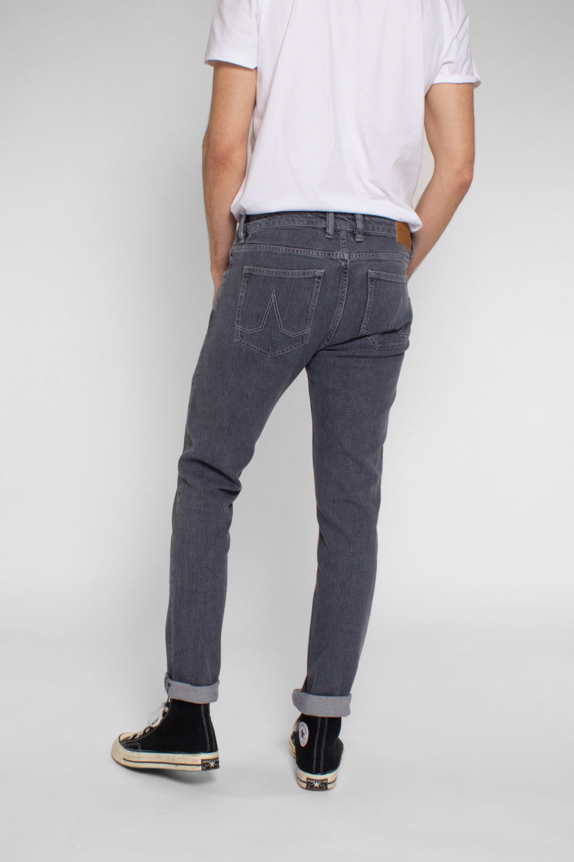 Jeans Jamie slim in grau / aged grey aus recycelten Stoffen von Kuyichi