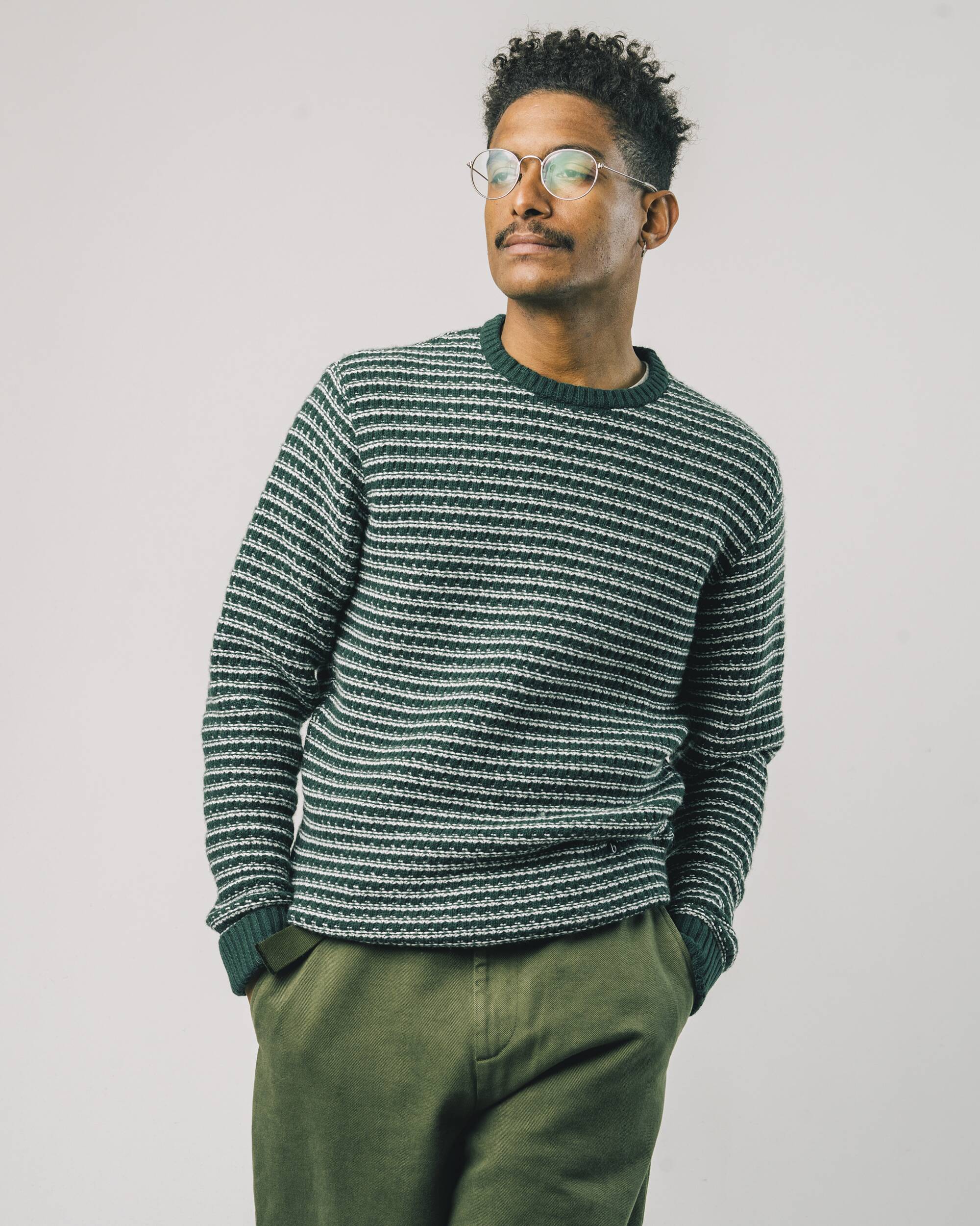 Gestreifter Sweater Navy in dunkel - grün und weiss aus recycelten Materialien wie Cashmere und Wolle von Brava Fabrics