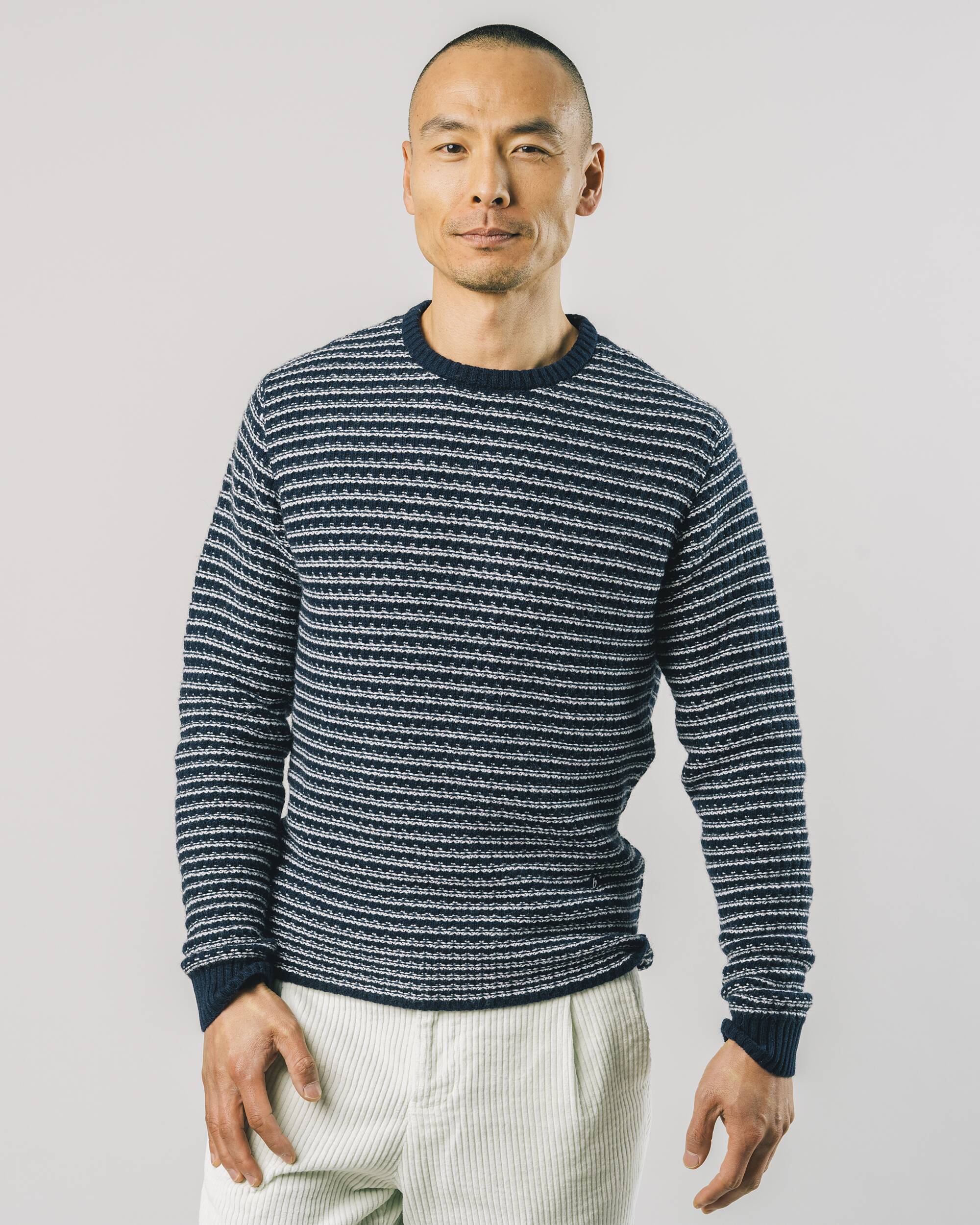 Gestreifter Sweater Navy in blau und weiss aus recycelten Materialien wie Cashmere und Wolle von Brava Fabrics