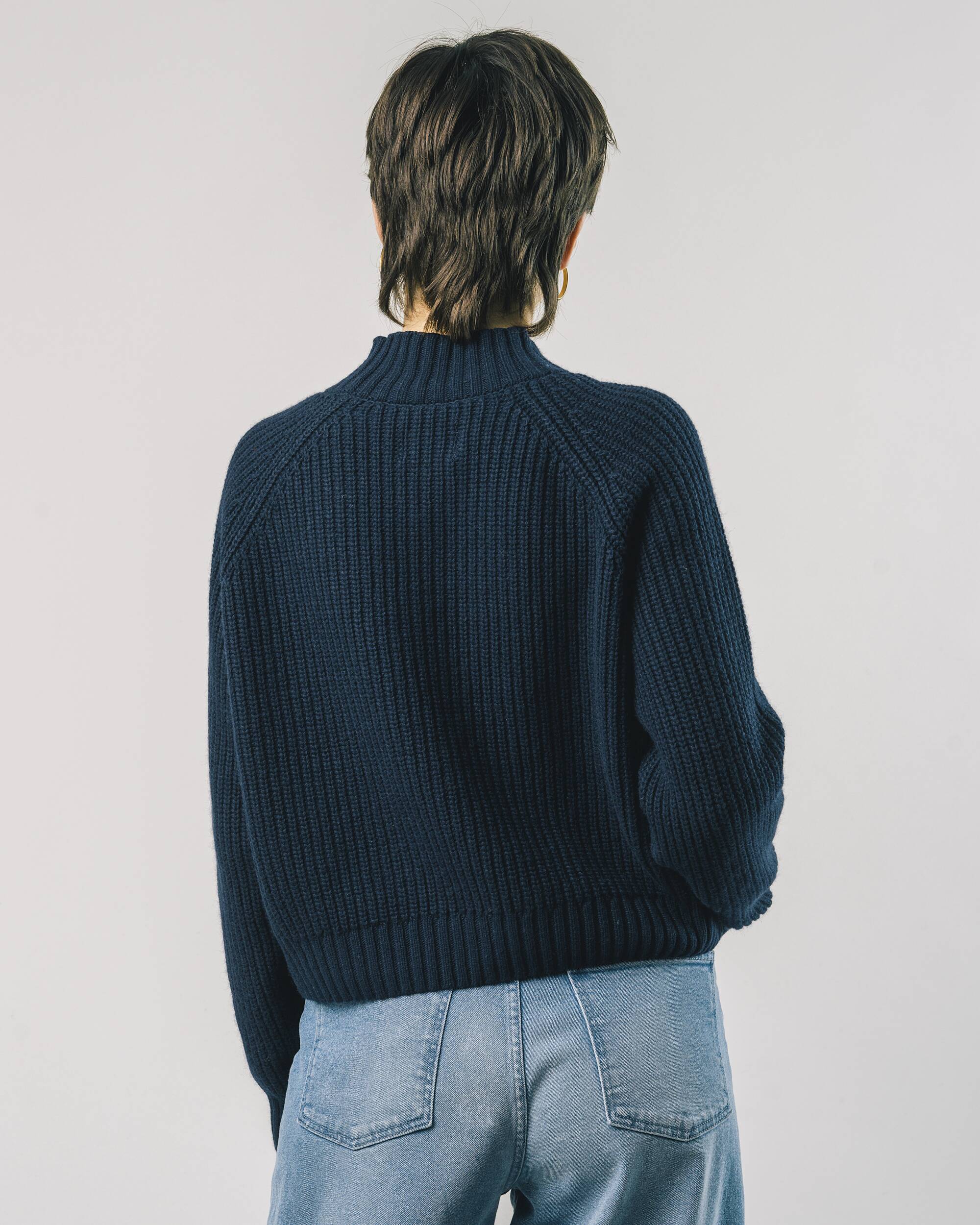 Kurzgeschnittener Sweater "Pfingstrose" in navy - blau mit hohem Kragen aus recyceltem Cashmere und recycelter Wolle von Brava Fabrics