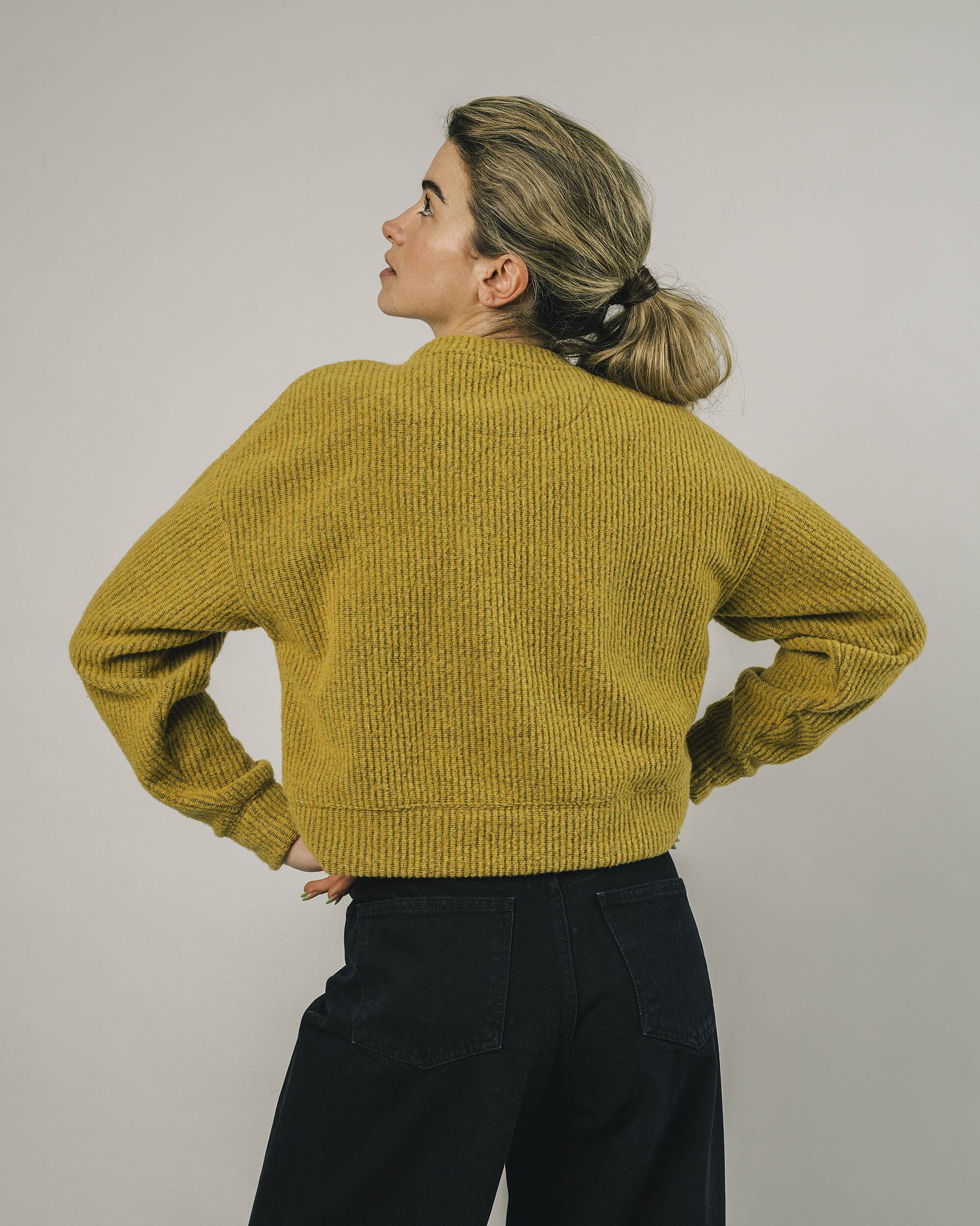 Sweat-shirt court moutarde - jaune fabriqué à partir de matériaux 100% recyclés de Brava Fabrics