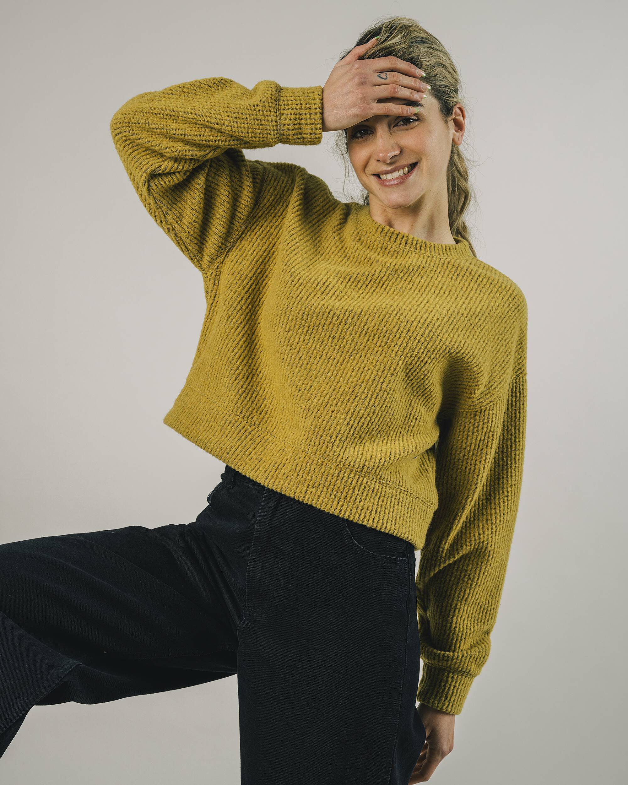 Sweat-shirt court moutarde - jaune fabriqué à partir de matériaux 100% recyclés de Brava Fabrics