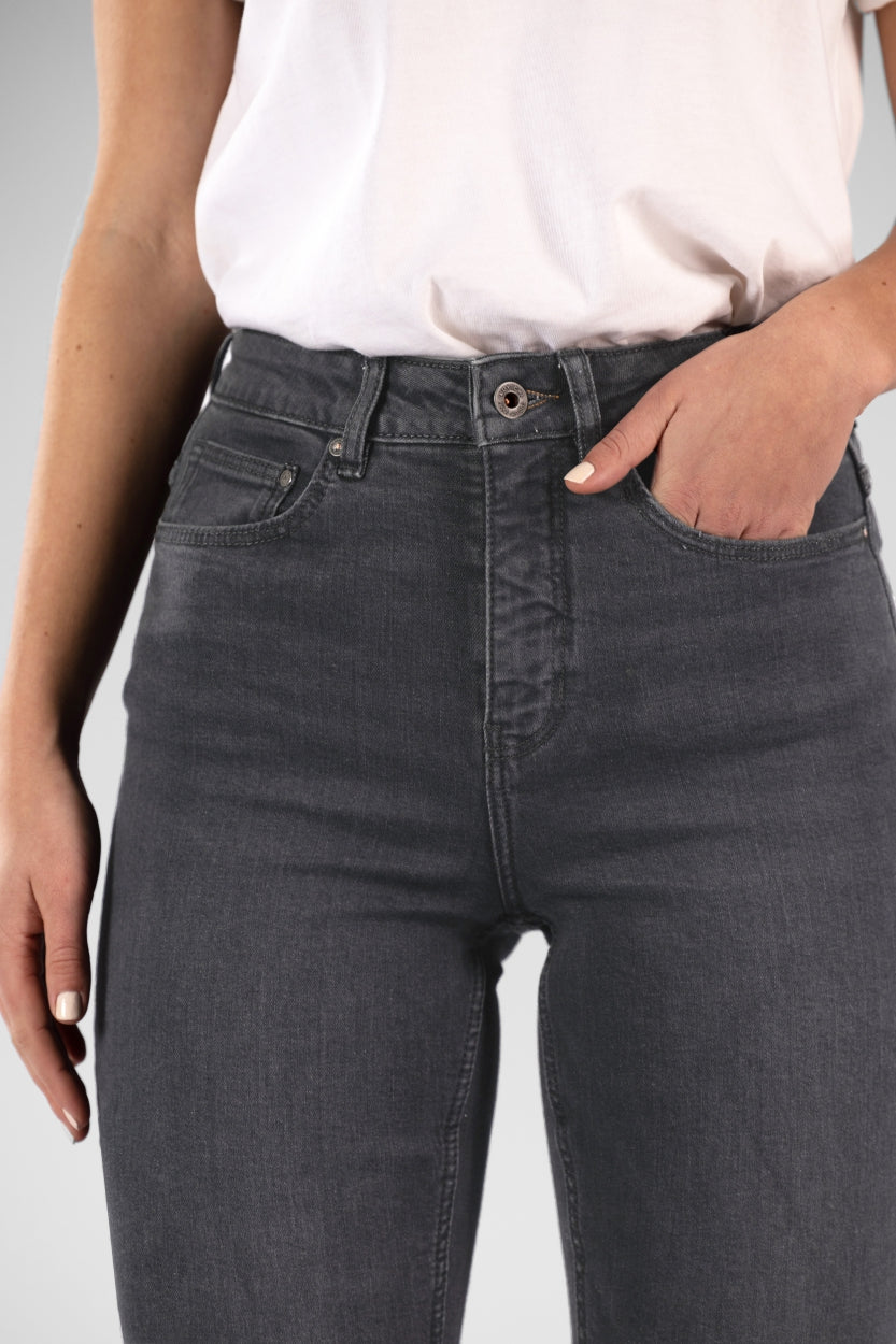 Jeans Lisette in grau als Schlaghose aus Bio - Baumwolle von Kuyichi