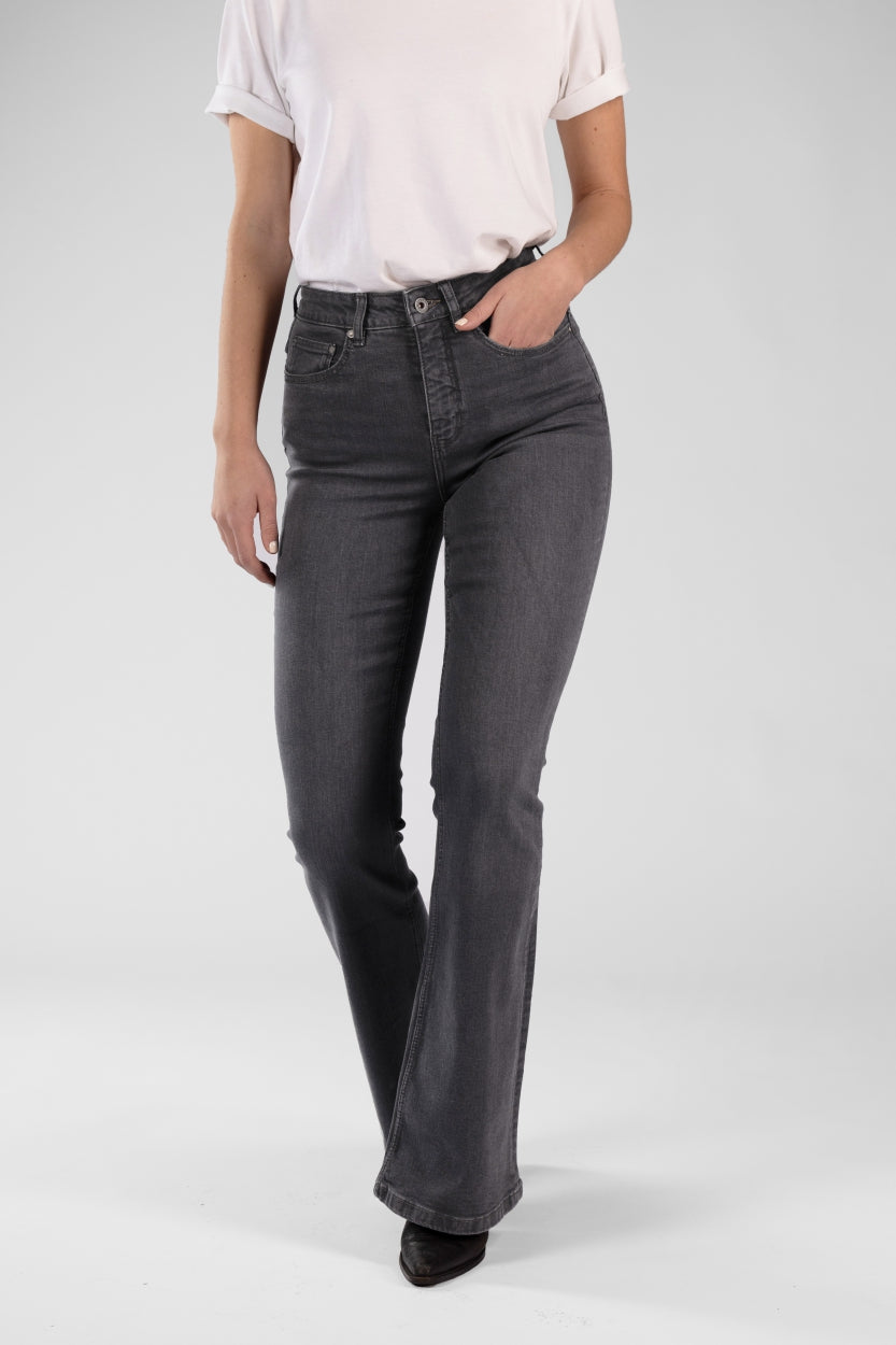 Jeans Lisette in grau als Schlaghose aus Bio - Baumwolle von Kuyichi