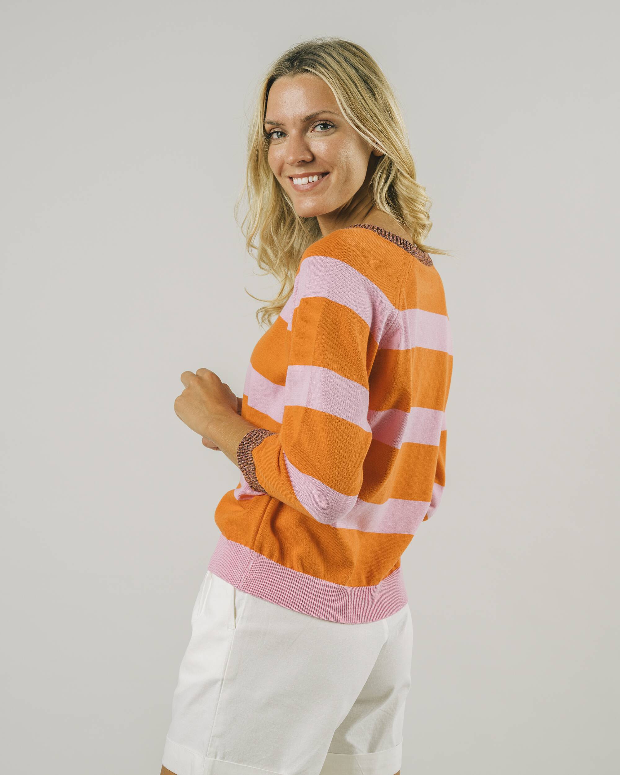 Bunter, gestreifter Sweater aus recycelter Baumwolle von Brava Fabrics