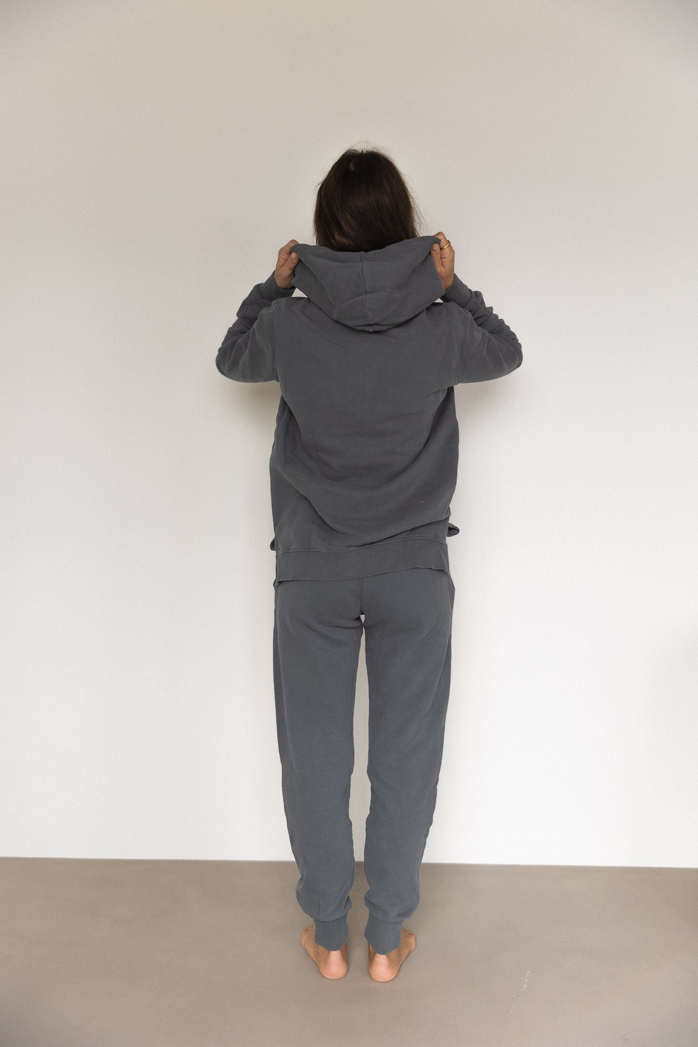 Anthracite-colored PINA hoodie made of 100% organic cotton from PURA Clothing