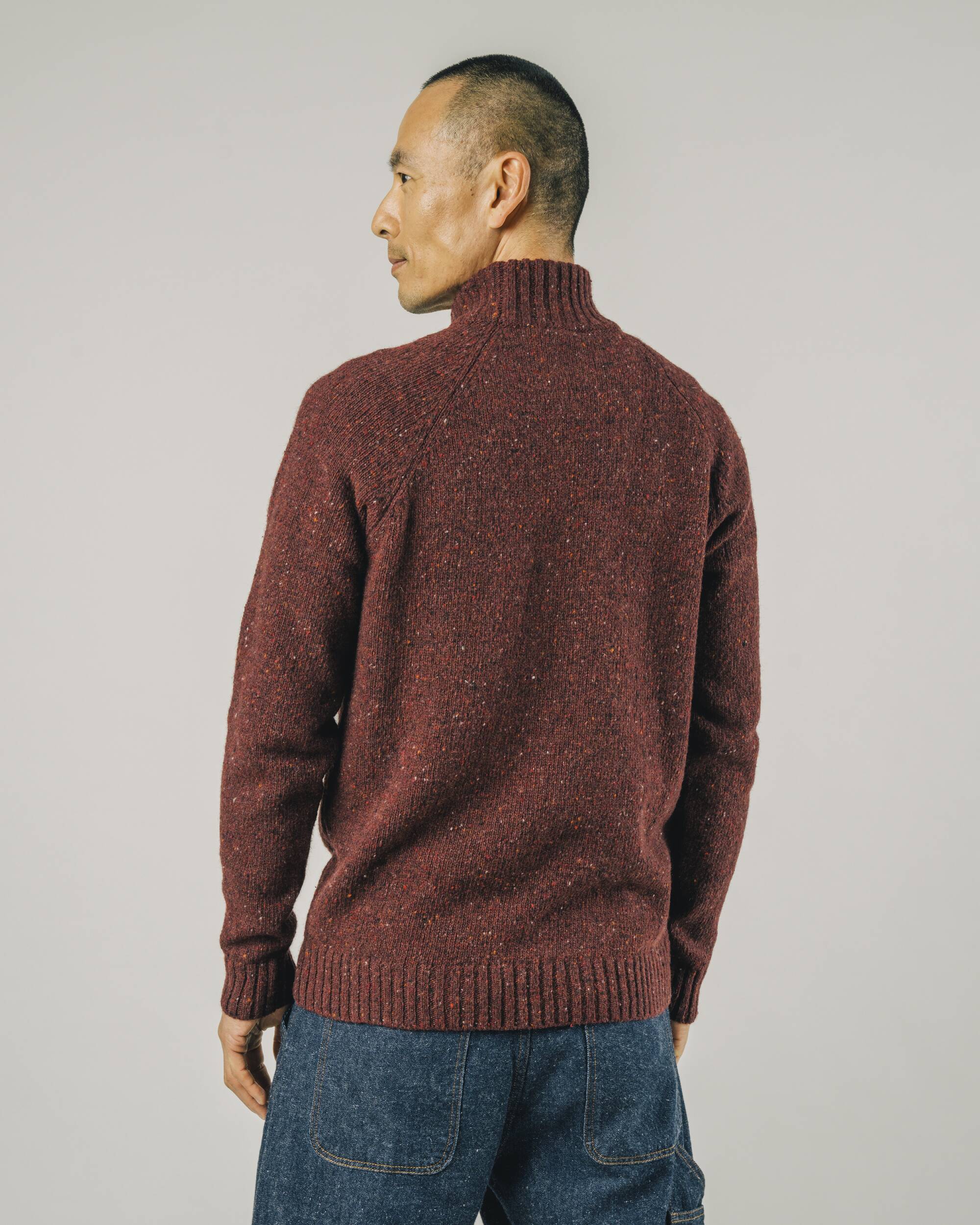 Dunkelroter Pullover aus recycelter Wolle von Brava Fabrics
