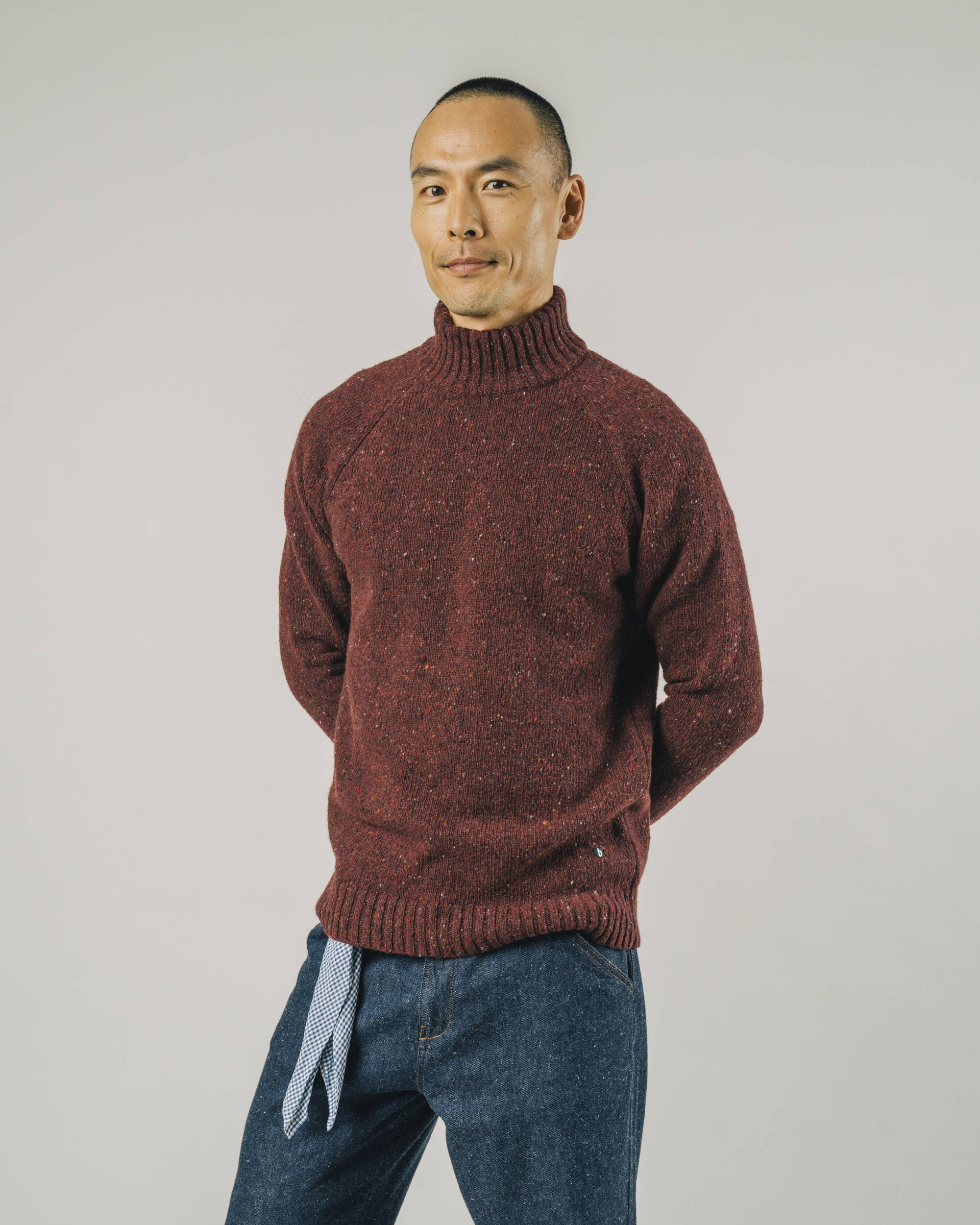 Dunkelroter Pullover aus recycelter Wolle von Brava Fabrics