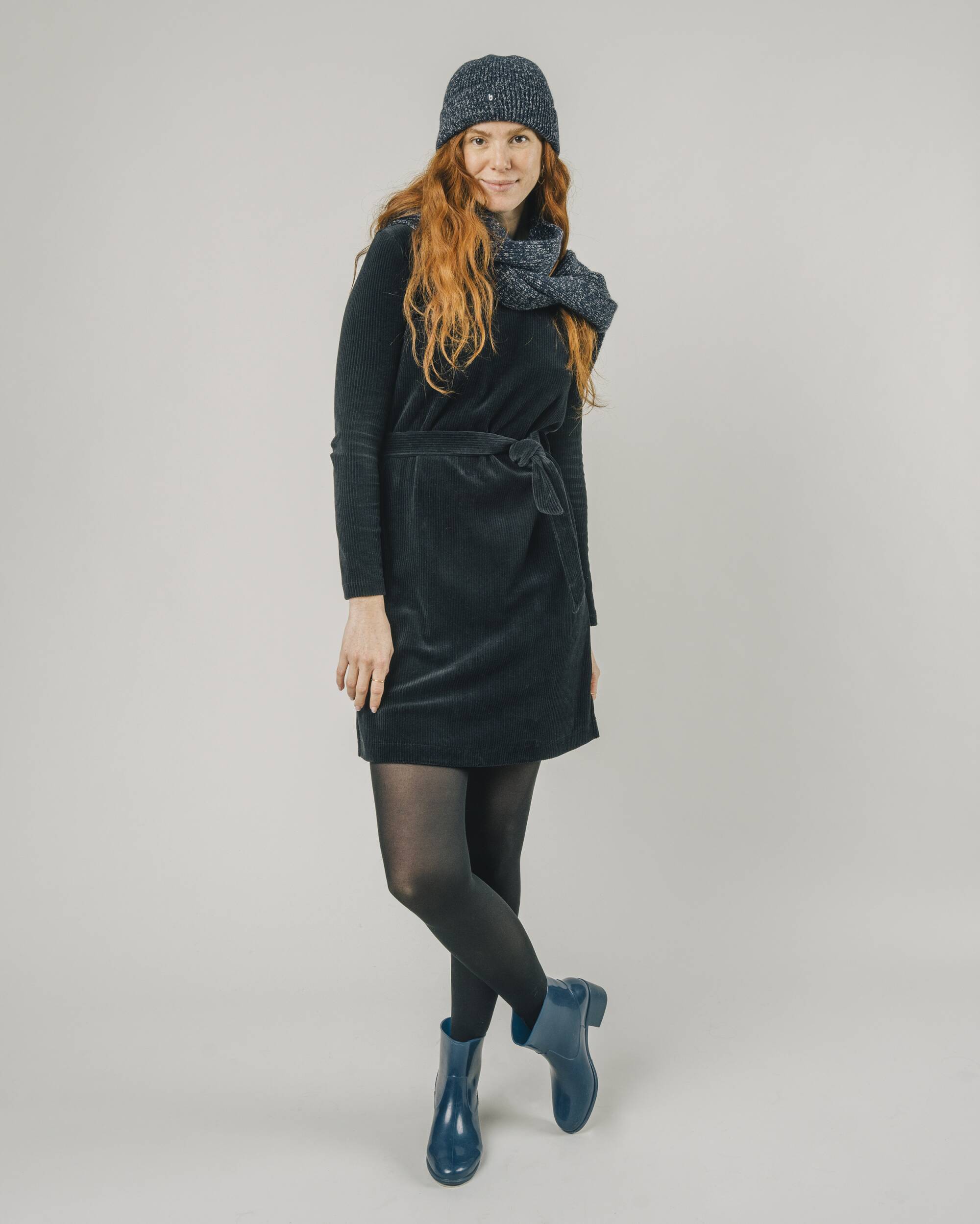 Schwarzes, Gürtel Kord-Kleid aus Bio-Baumwolle von Brava Fabrics