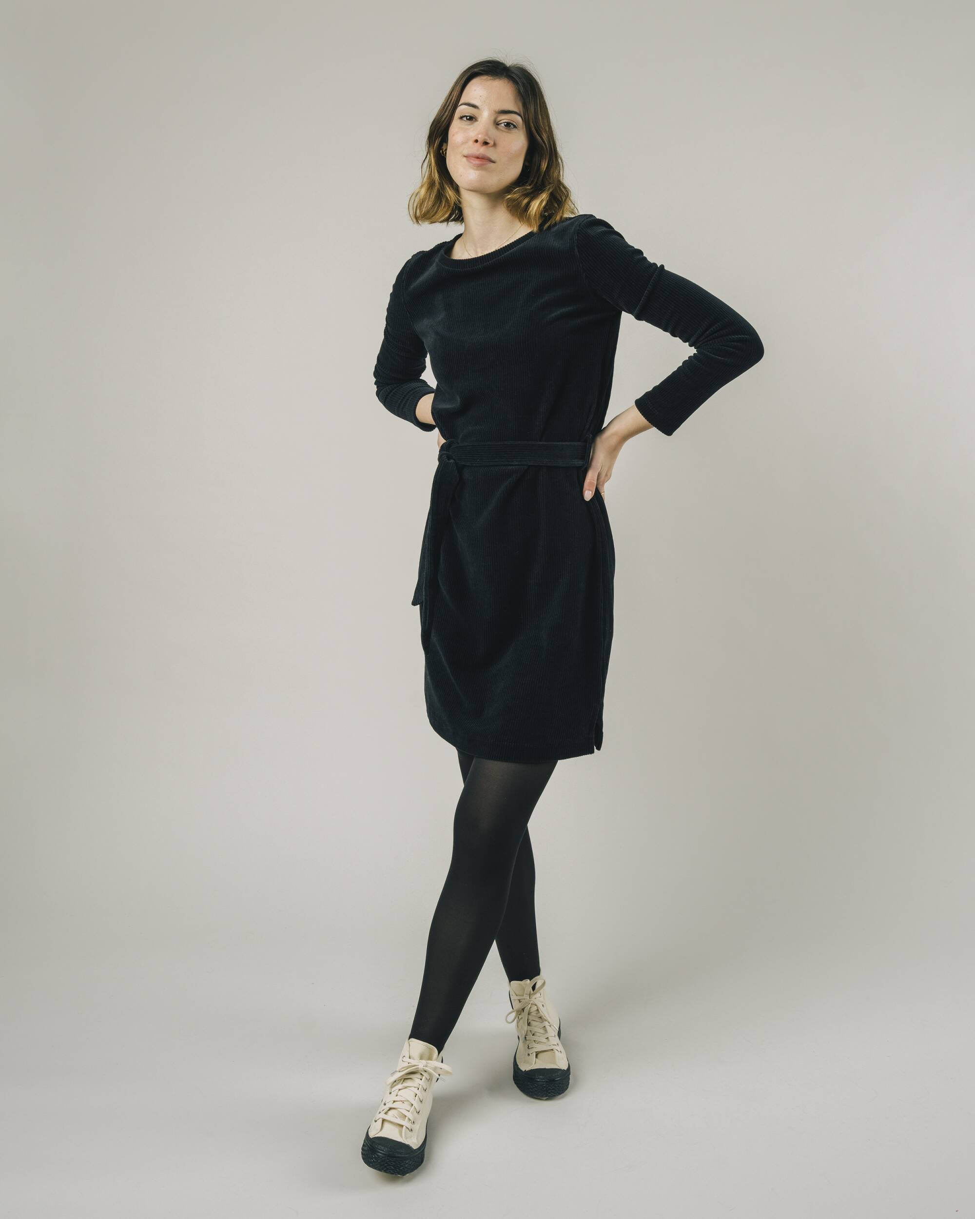 Schwarzes, Gürtel Kord-Kleid aus Bio-Baumwolle von Brava Fabrics