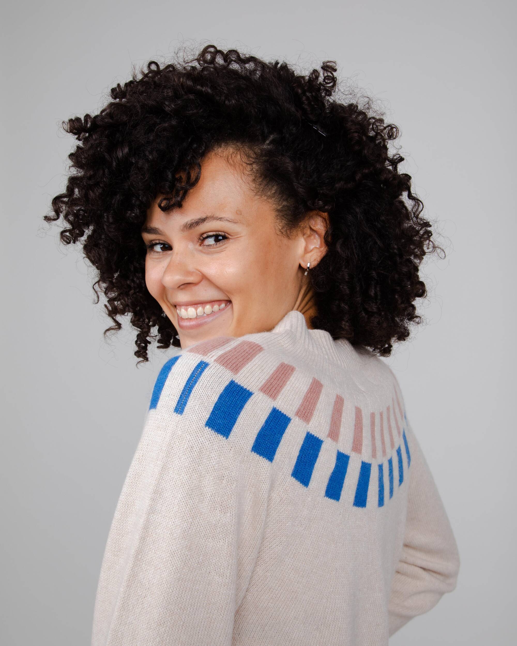 Bunter Sweater Cube Jacquard aus recycelte Wolle von Brava Fabrics