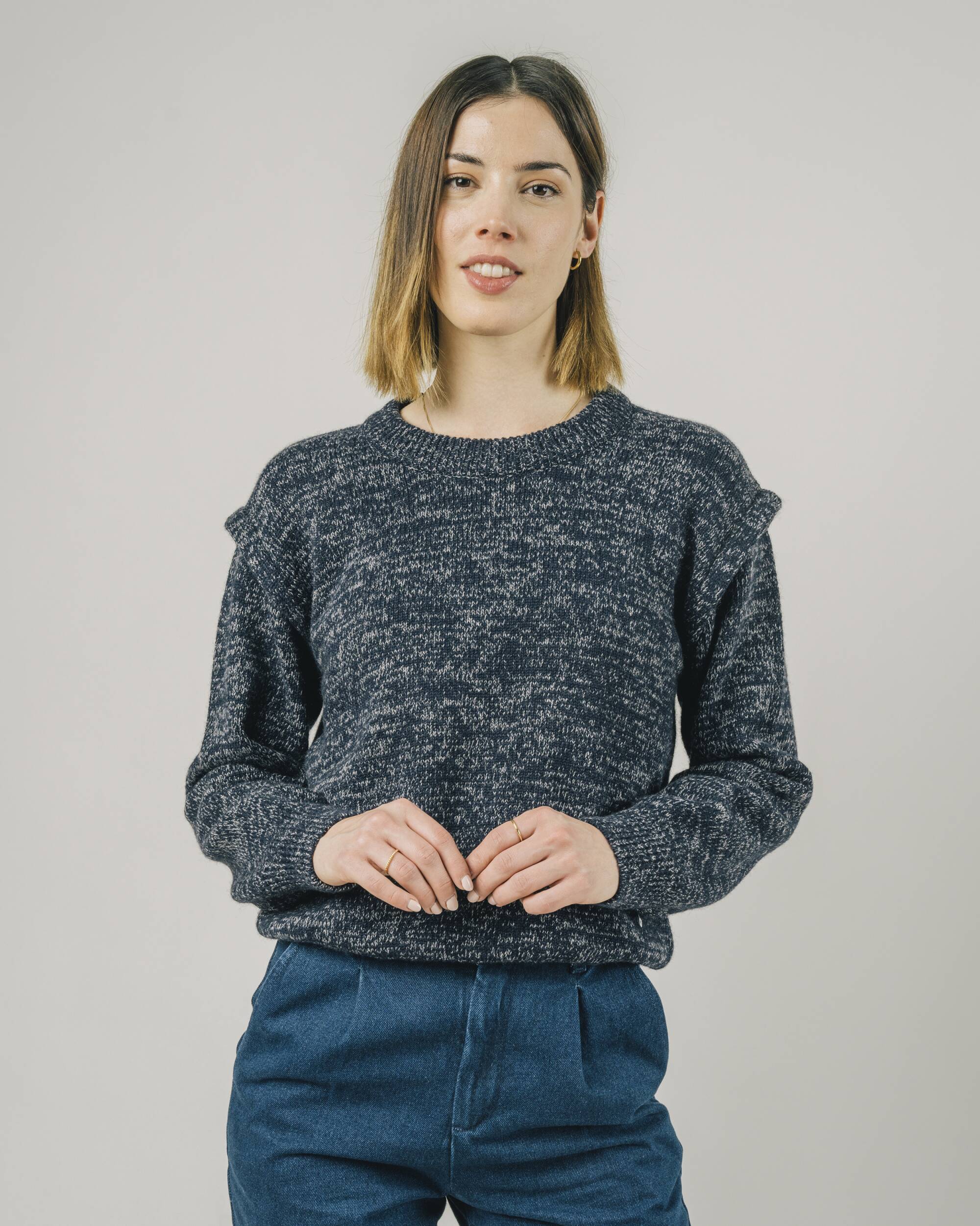 Dunkelblauer Pullover Retro aus recycelter Wolle von Brava Fabrics