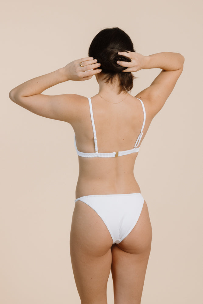 Weisses Bikini Unterteil MARA aus recyceltem Polyamid von PURA Clothing