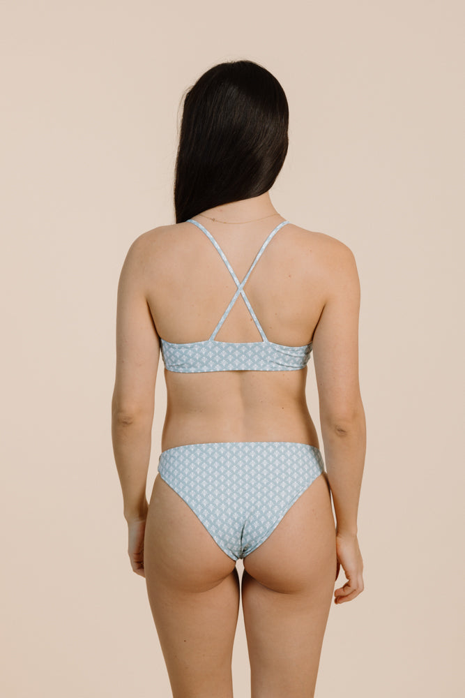 Hellblau gemustertes Bikini Unterteil WANNAKA aus recyceltem Polyamid von PURA Clothing