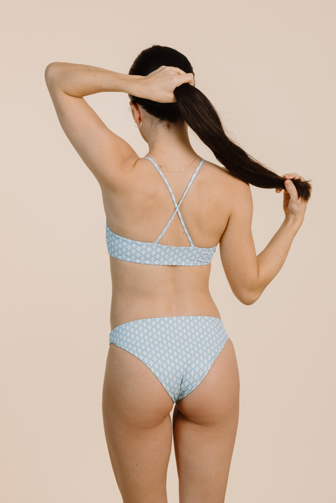 Hellblaues gemustertes Bikini Top OHANA aus recyceltem Polyamid von PURA Clothing