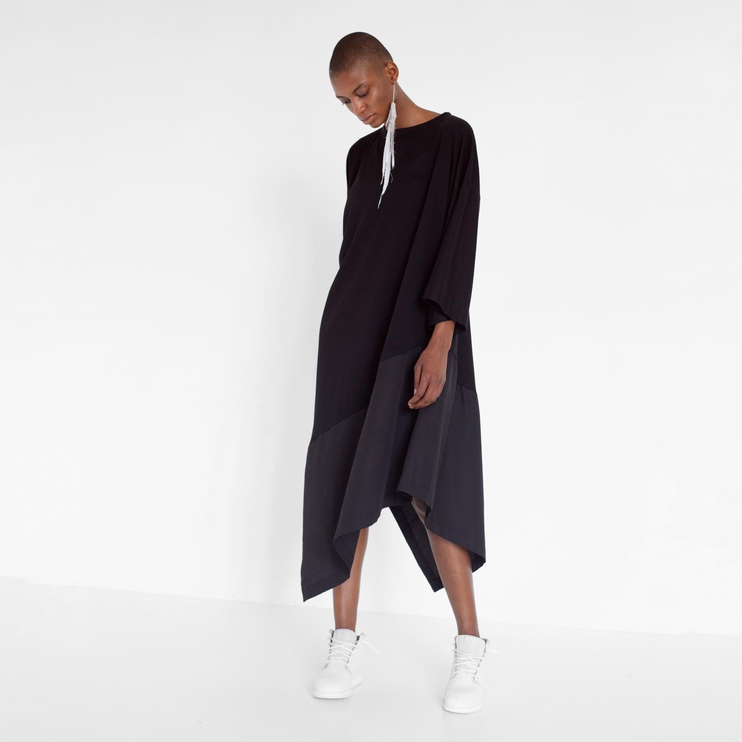 Robe asymétrique oversize noire en coton biologique