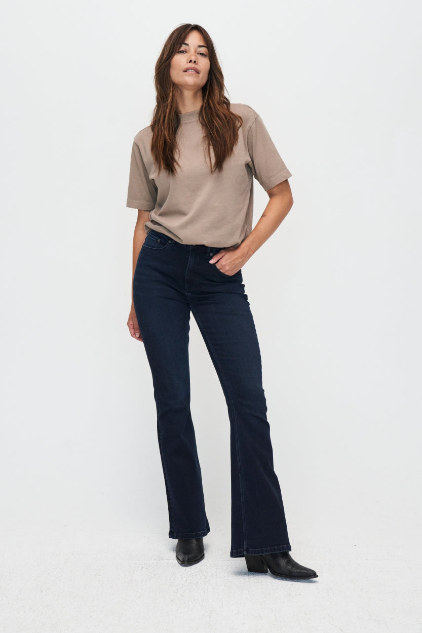 Lisette Flare jeans in deep blue made of organic cotton in beige by Kuyichi