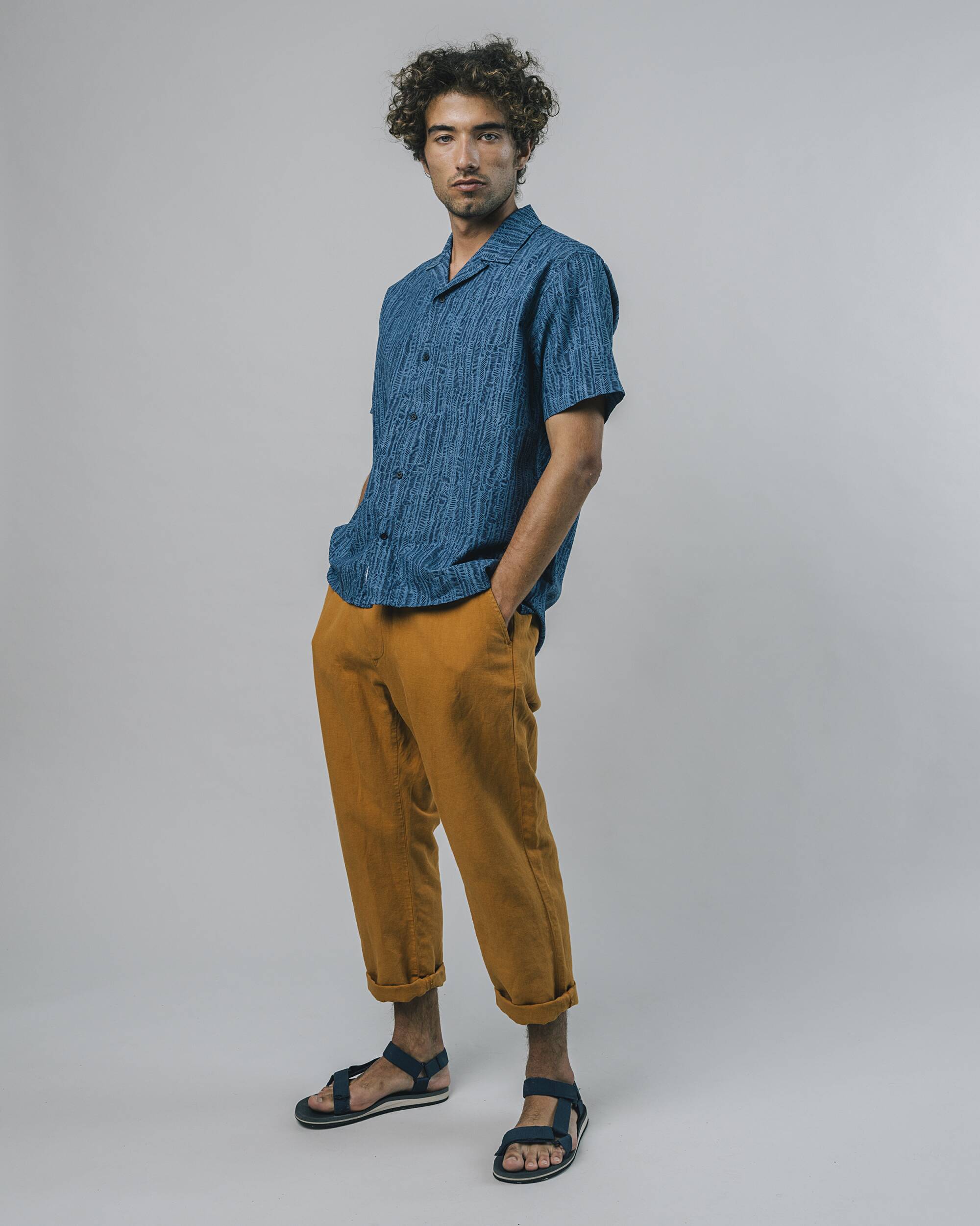 Kurzärmliges Hemd "Camou" in blau aus 100% Bio - Baumwolle von Brava Fabrics