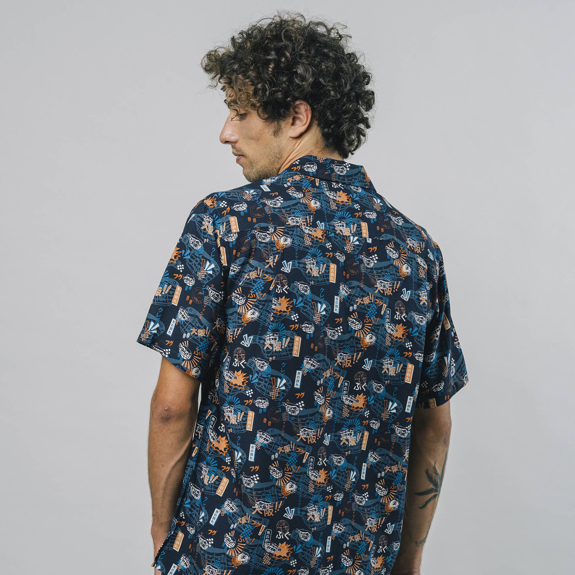 Kurzärmliges Hemd "Crazy Fugu" in blau mit tollem Druck aus 100% Ecovero von Brava Fabrics