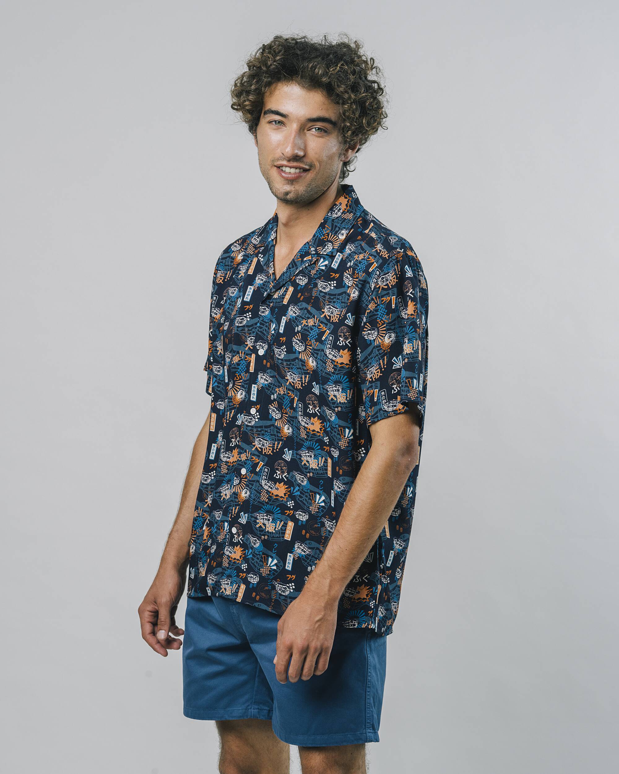 Chemise à manches courtes "Crazy Fugu" en bleu avec un superbe imprimé en 100% Ecovero de Brava Fabrics