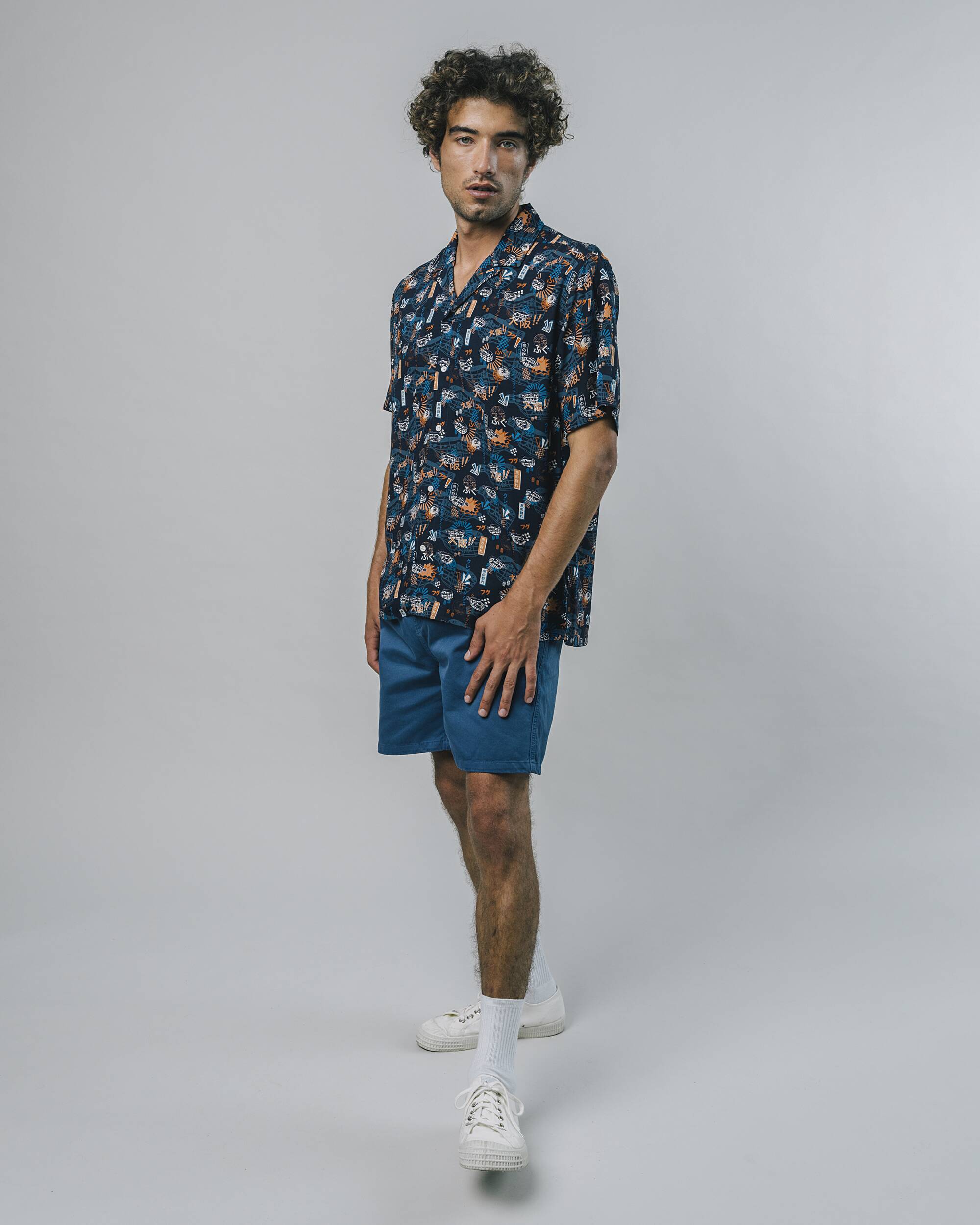 Short-sleeved shirt "Crazy Fugu" in blue with a great print made from 100% Ecovero from Brava Fabrics