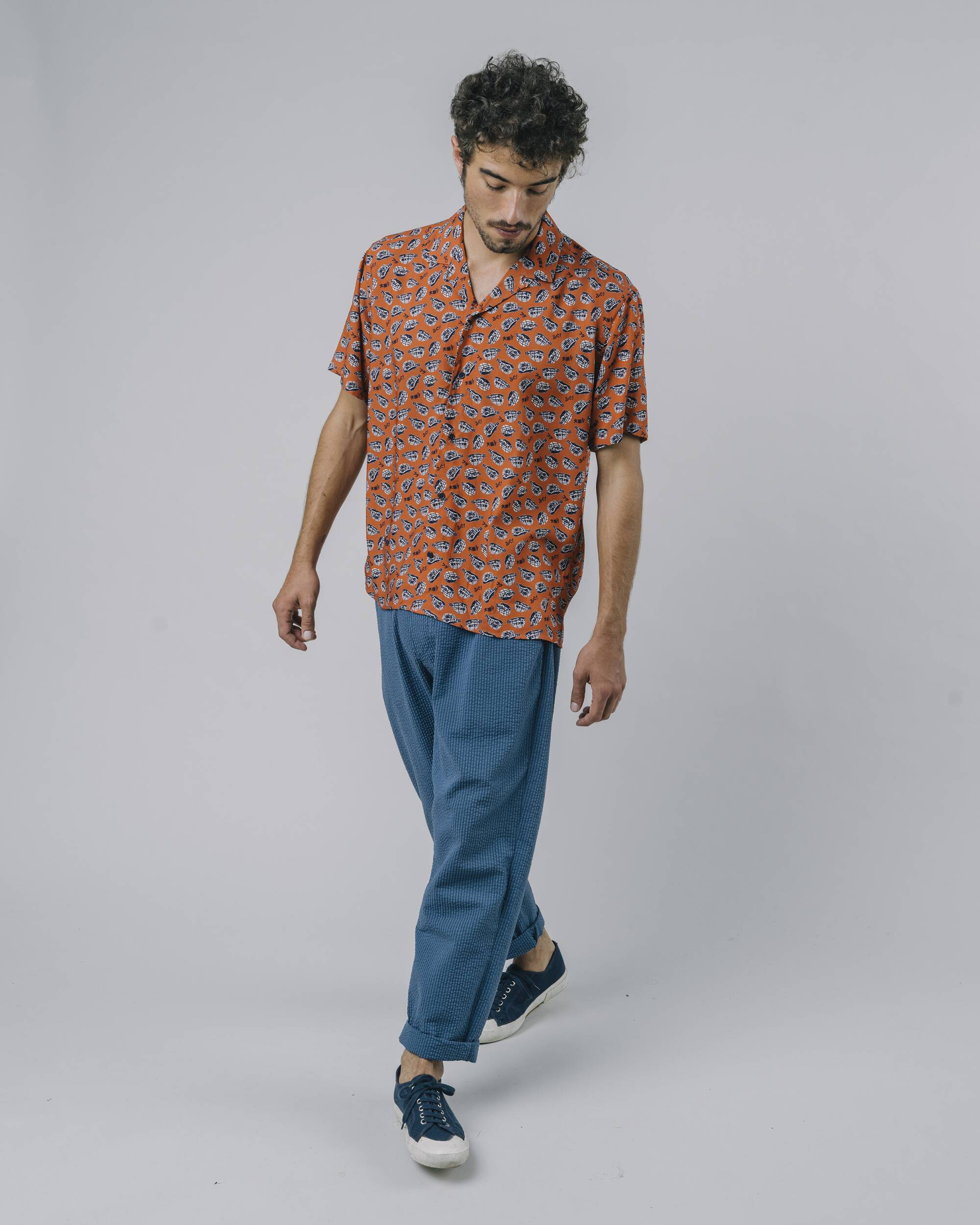 Colorful, short-sleeved Scuba Fugu shirt made from 100% viscose from Brava Fabrics