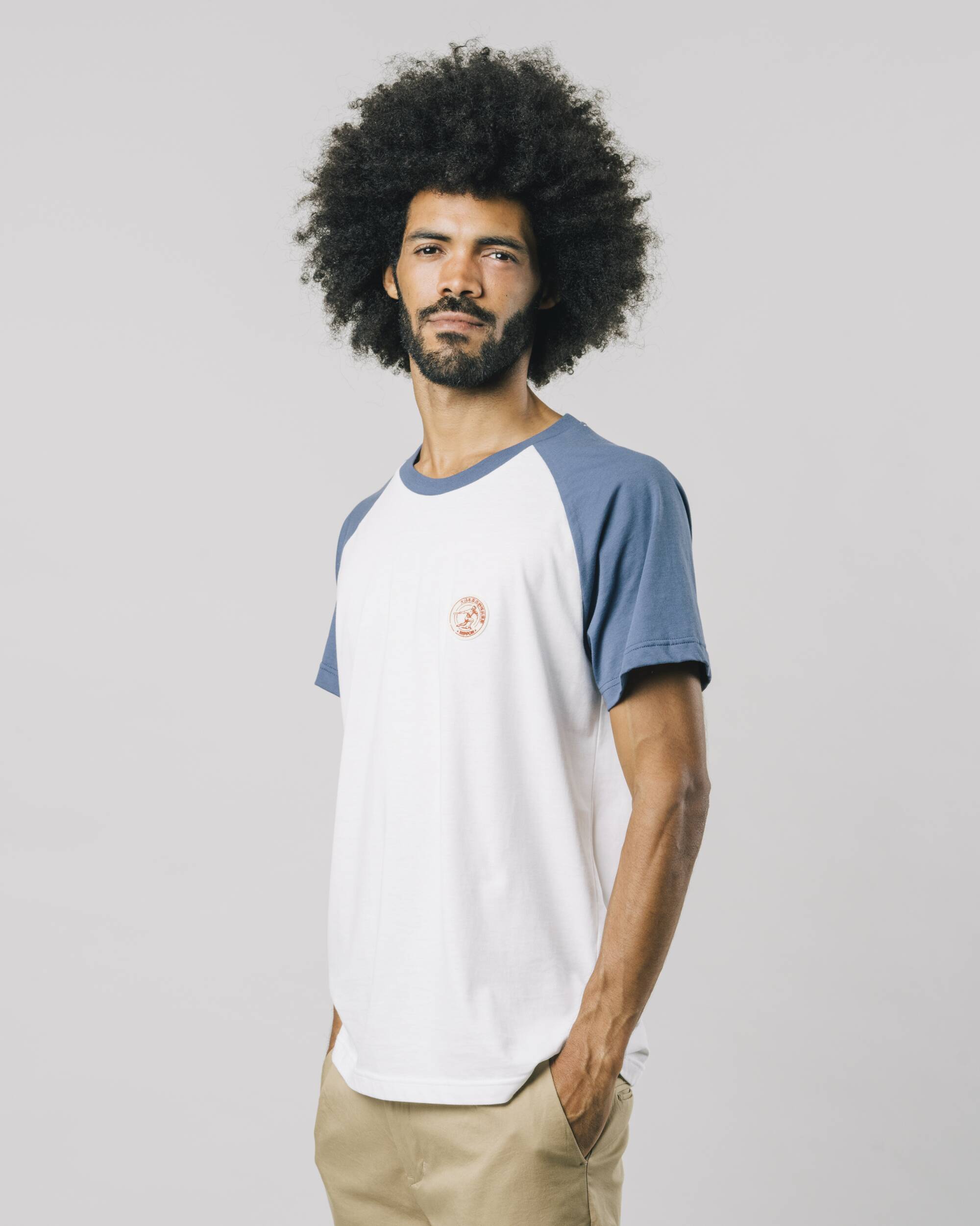 Weiss, blaues T-Shirt Tokio Baseball Club aus 100% Bio-Baumwolle von Brava Fabrics