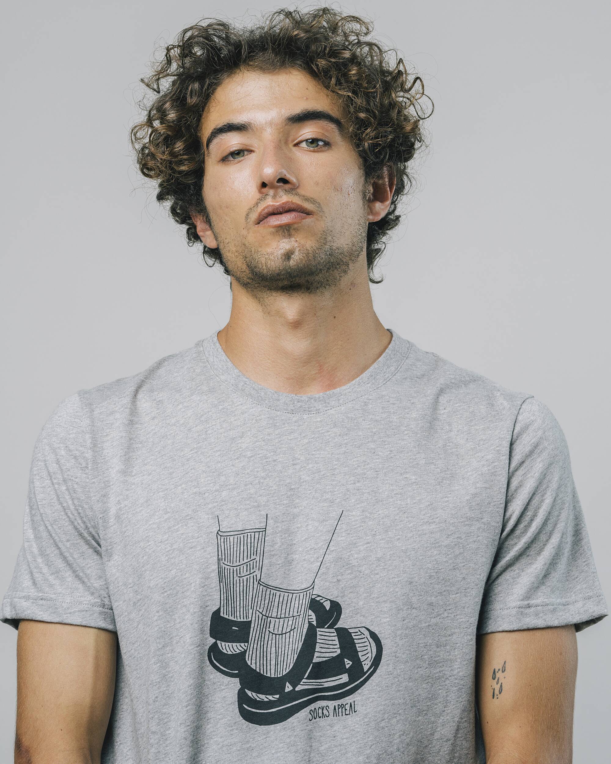T-shirt Grey Socks Appeal fabriqué à partir de coton 100% biologique de Brava Fabrics