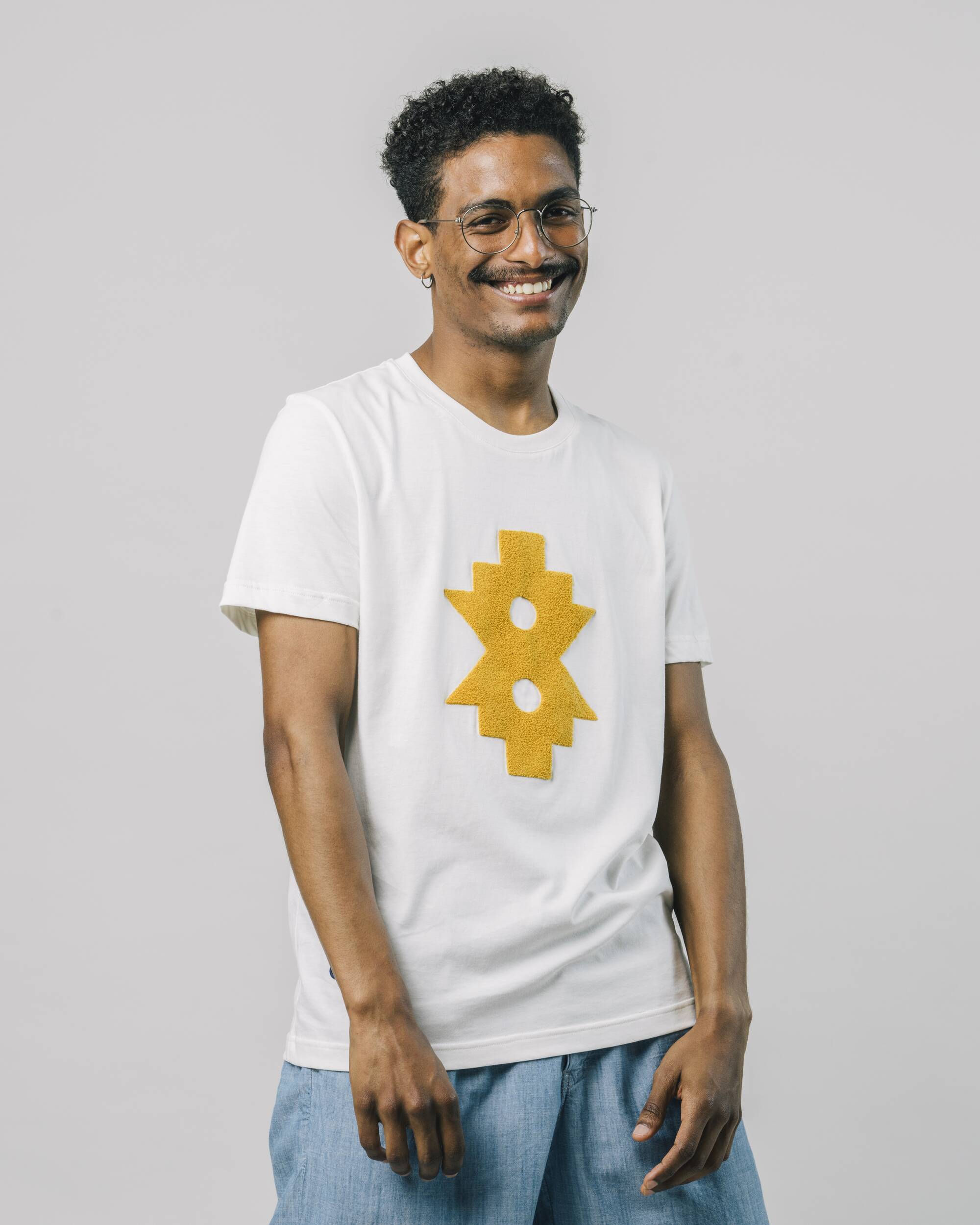 T-shirt blanc et jaune Ndebele en coton 100% biologique de Brava Fabrics