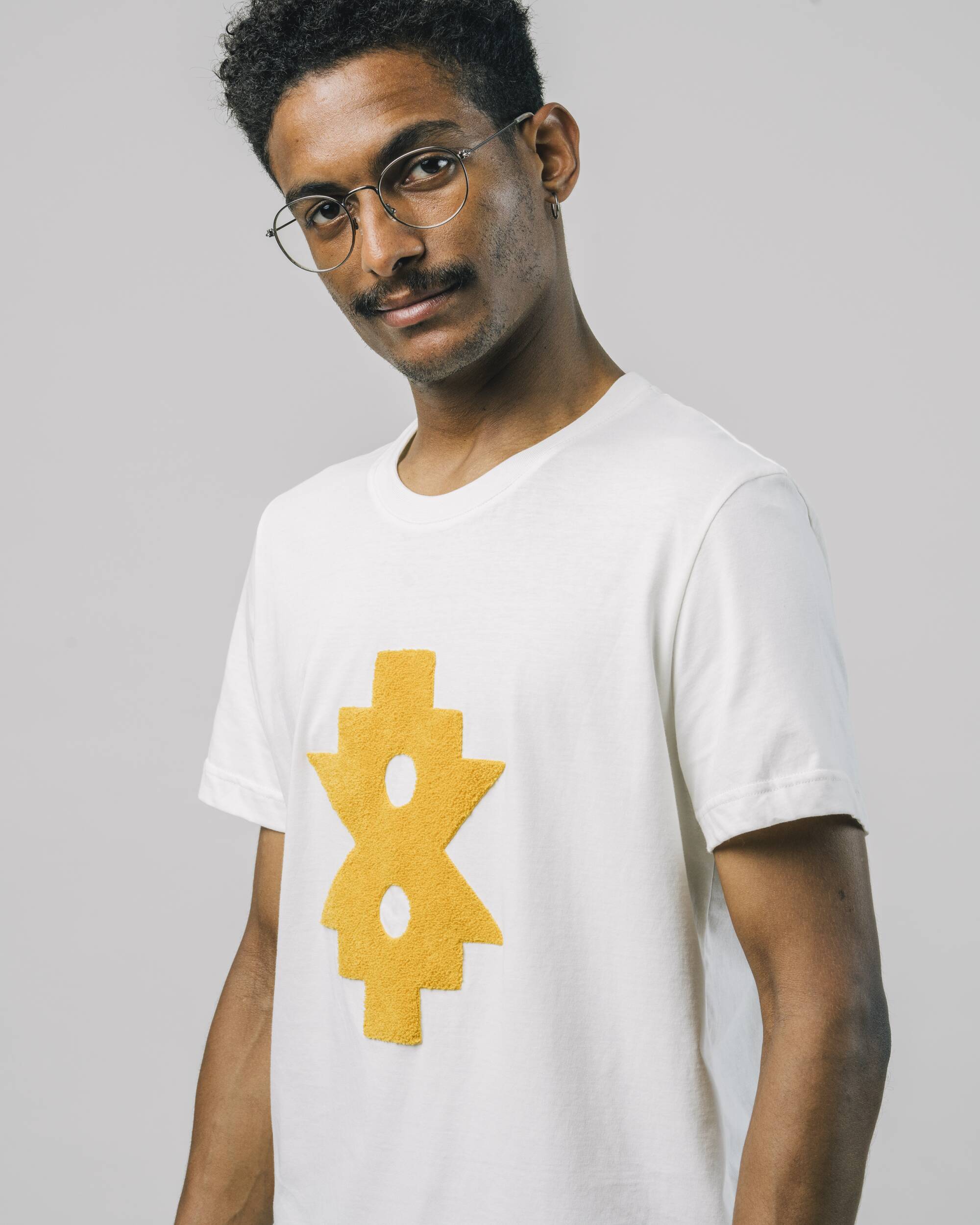 T-shirt blanc et jaune Ndebele en coton 100% biologique de Brava Fabrics