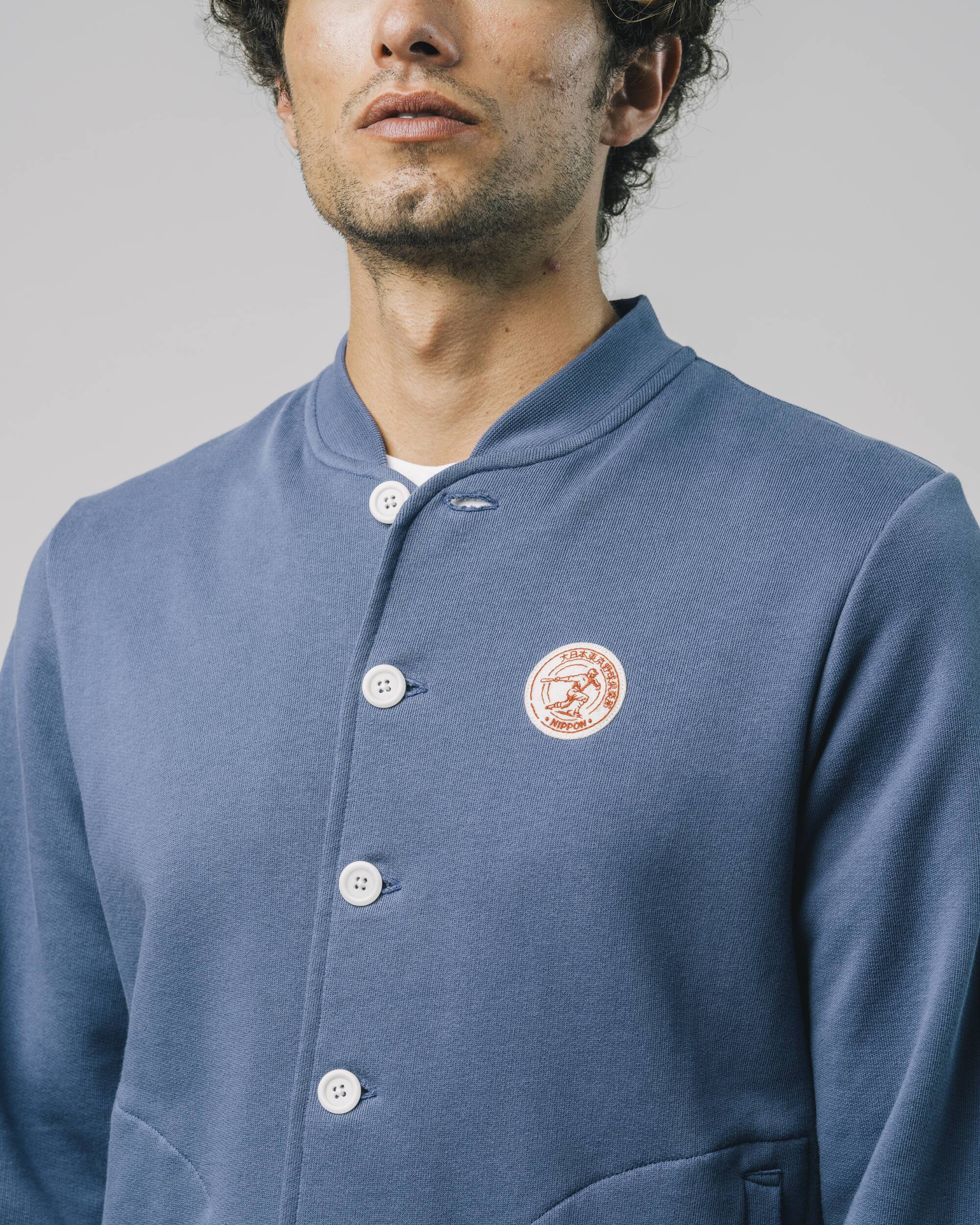 Veste bleue Tokyo Baseball Club en coton 100% biologique par Brava Fabrics