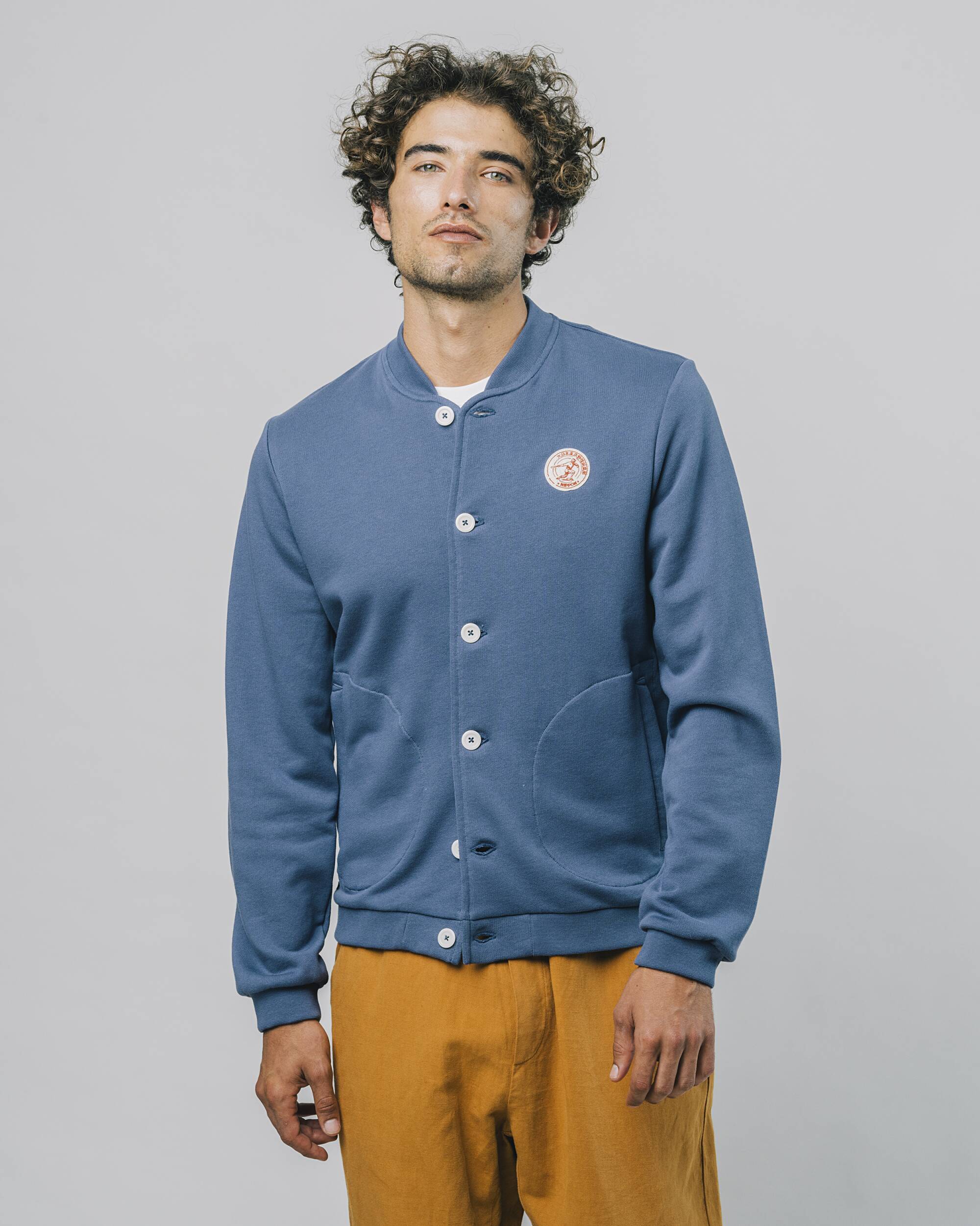 Veste bleue Tokyo Baseball Club en coton 100% biologique par Brava Fabrics