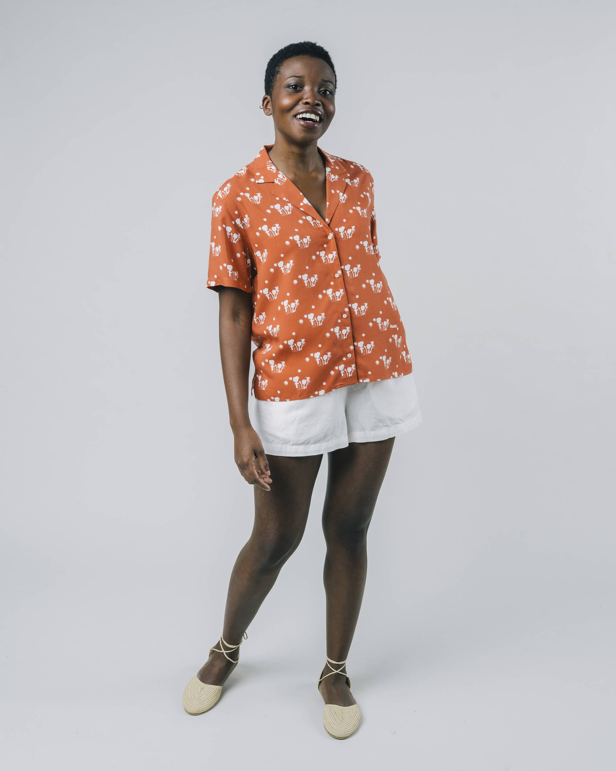 Orangene, bedruckte, kurzärmlige Bluse Mikia aus 100% von Brava Fabrics