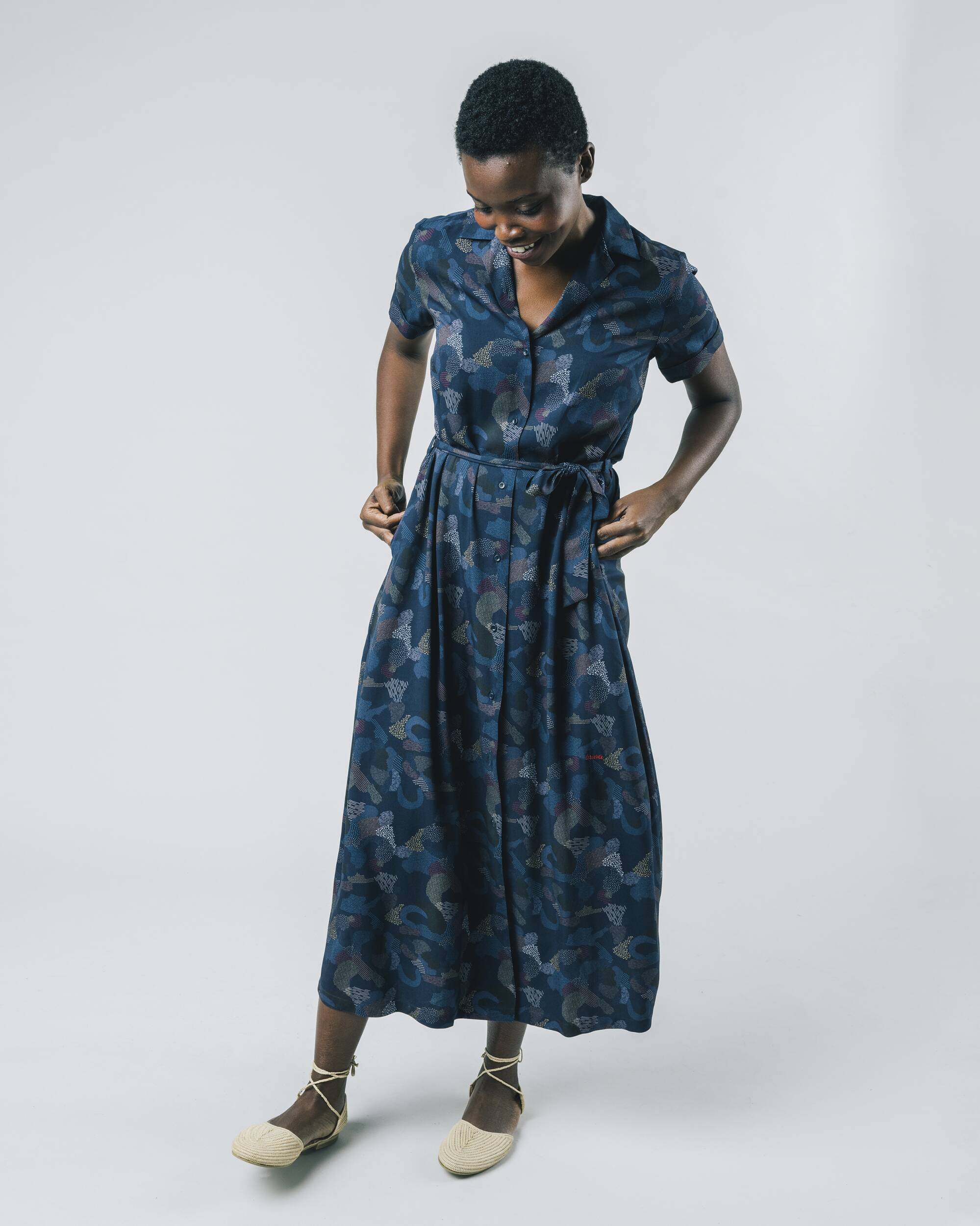 Kurzärmliges Kleid Bern in blau / schwarz aus 100% Bio - ECOVERO von Brava Fabrics