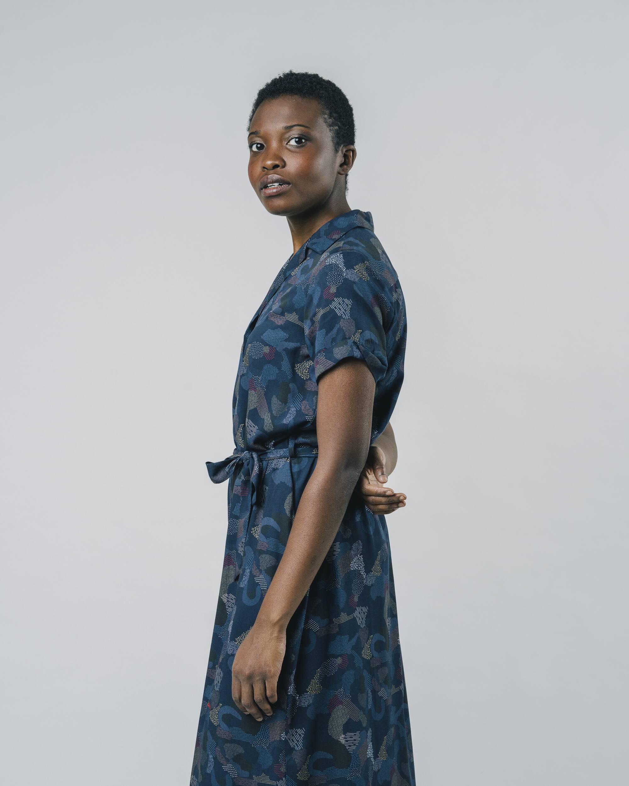 Kurzärmliges Kleid Bern in blau / schwarz aus 100% Bio - ECOVERO von Brava Fabrics