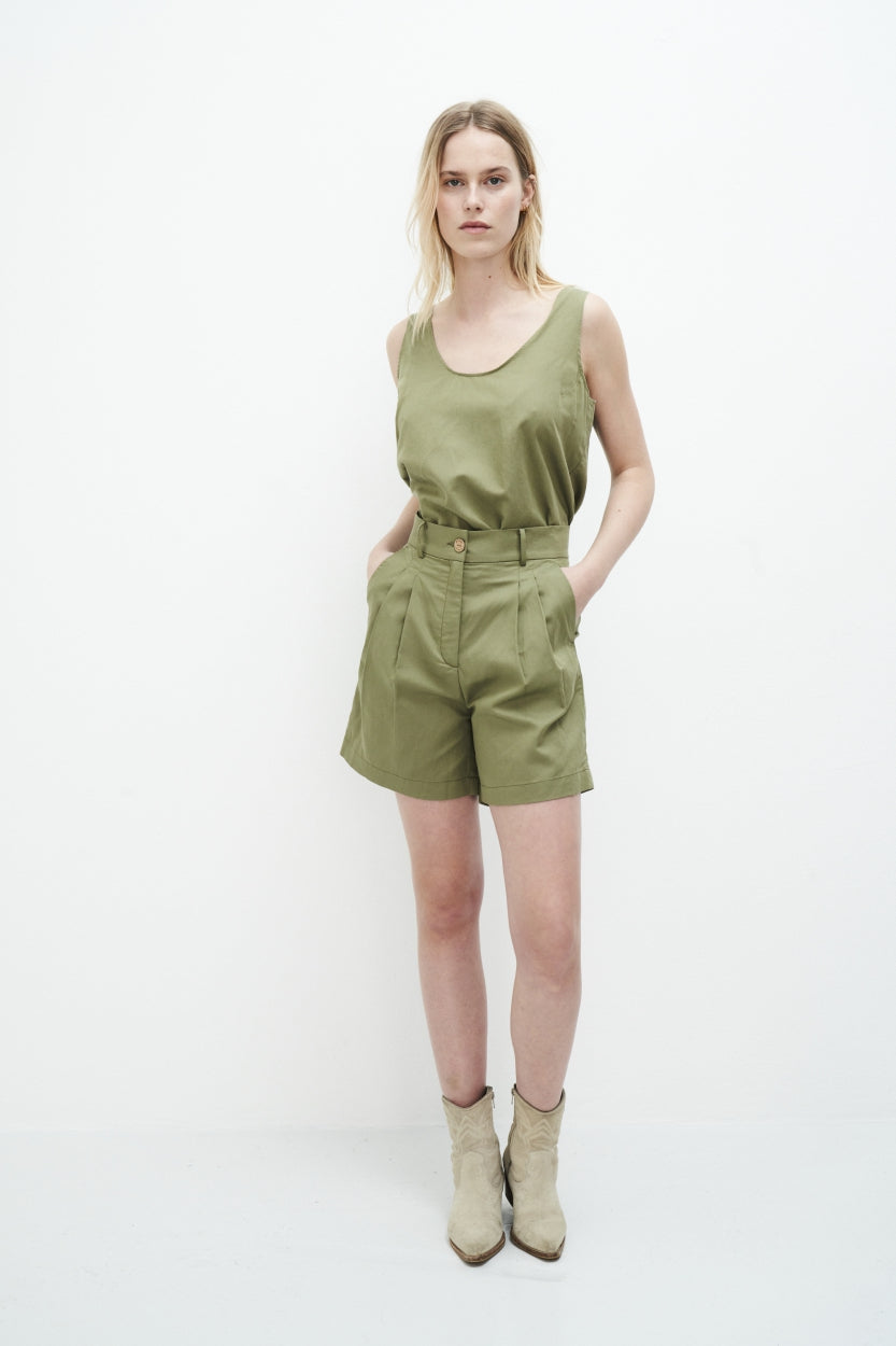 Bermuda pants Sofia in olive green made of Tencel, linen and organic cotton from Kuyichi