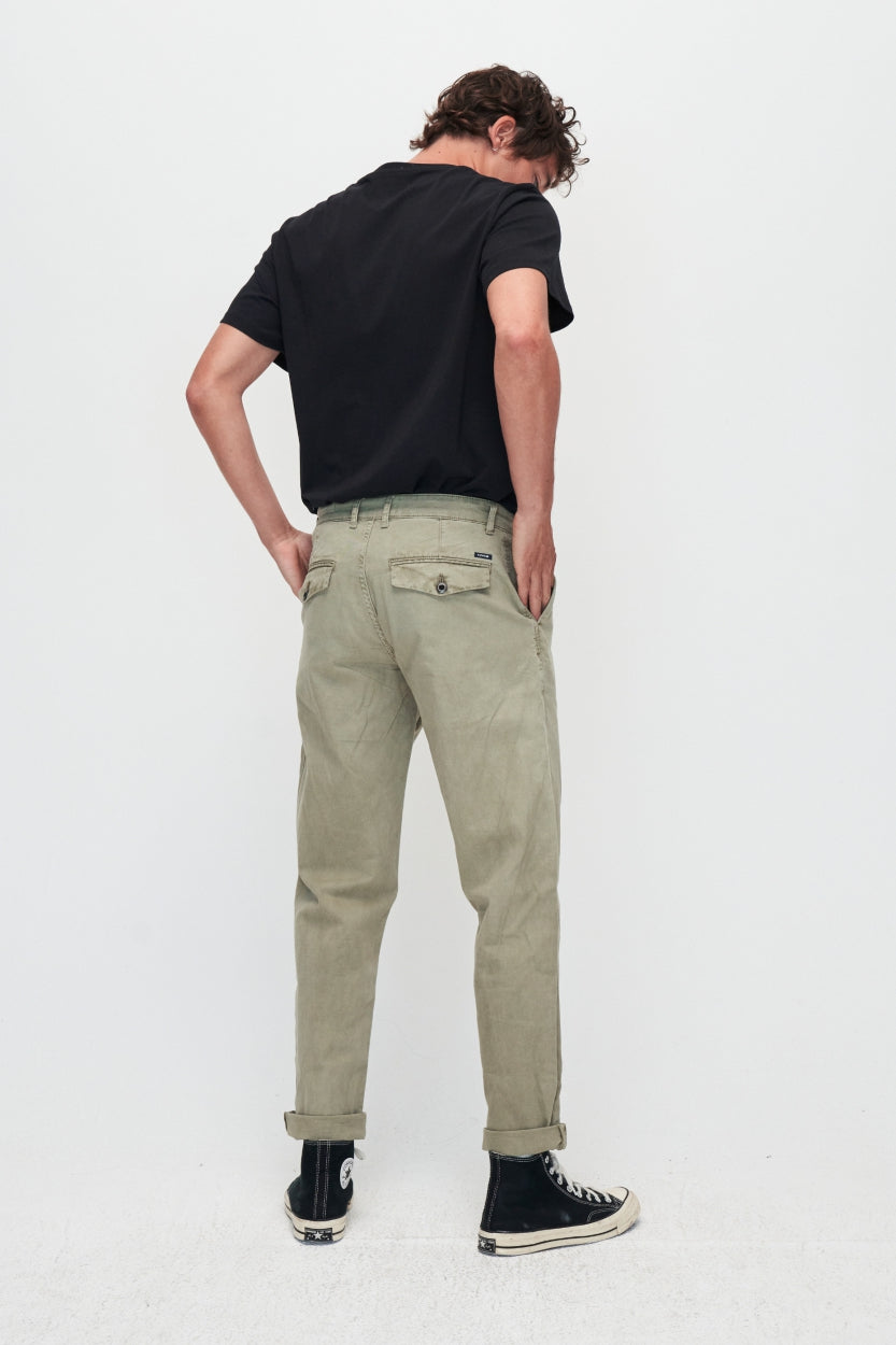 Pantalon chino Darren vert olive en coton biologique de Kuyichi