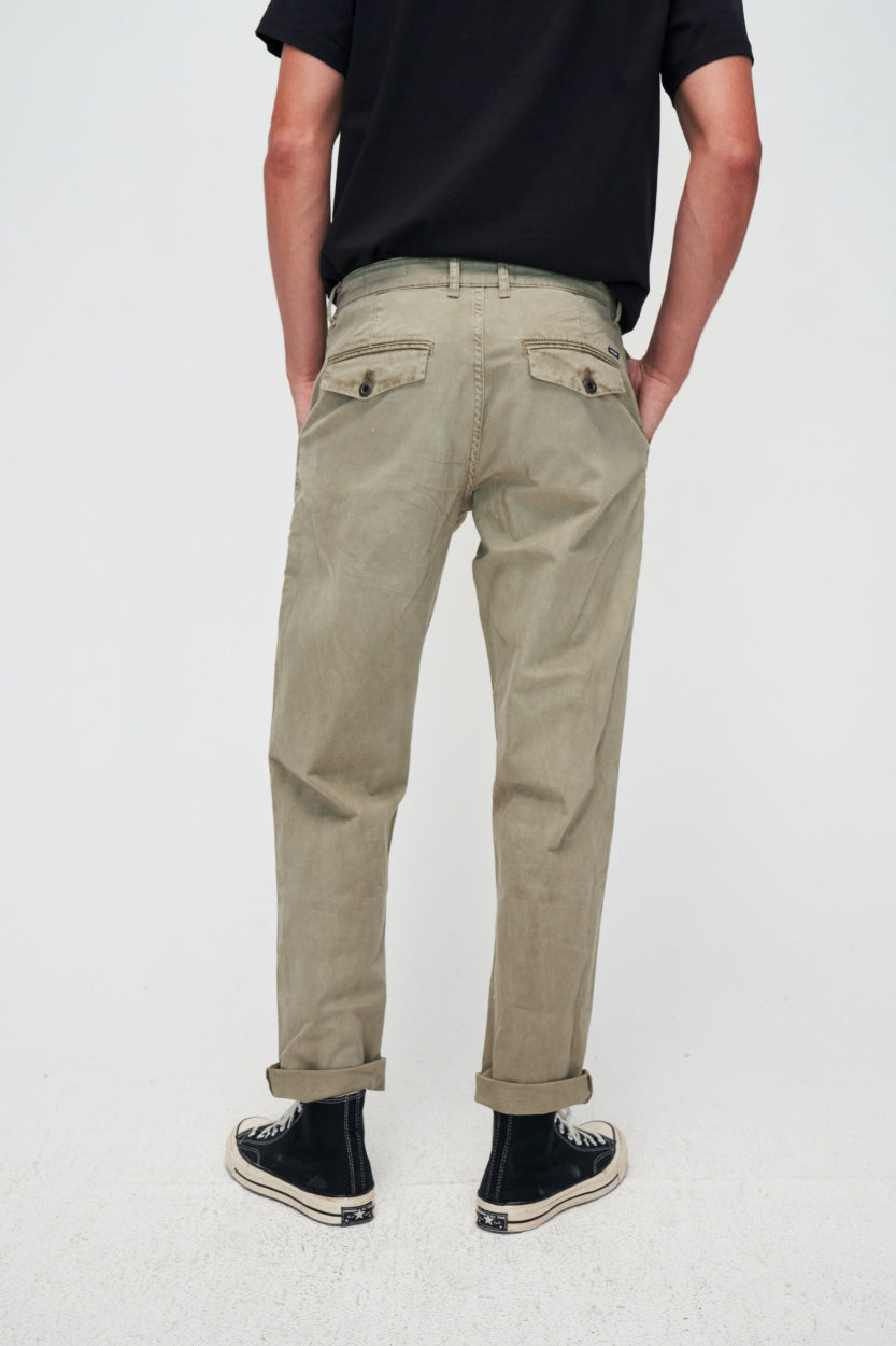 Chino trousers Darren in olive green made from organic cotton by Kuyichi