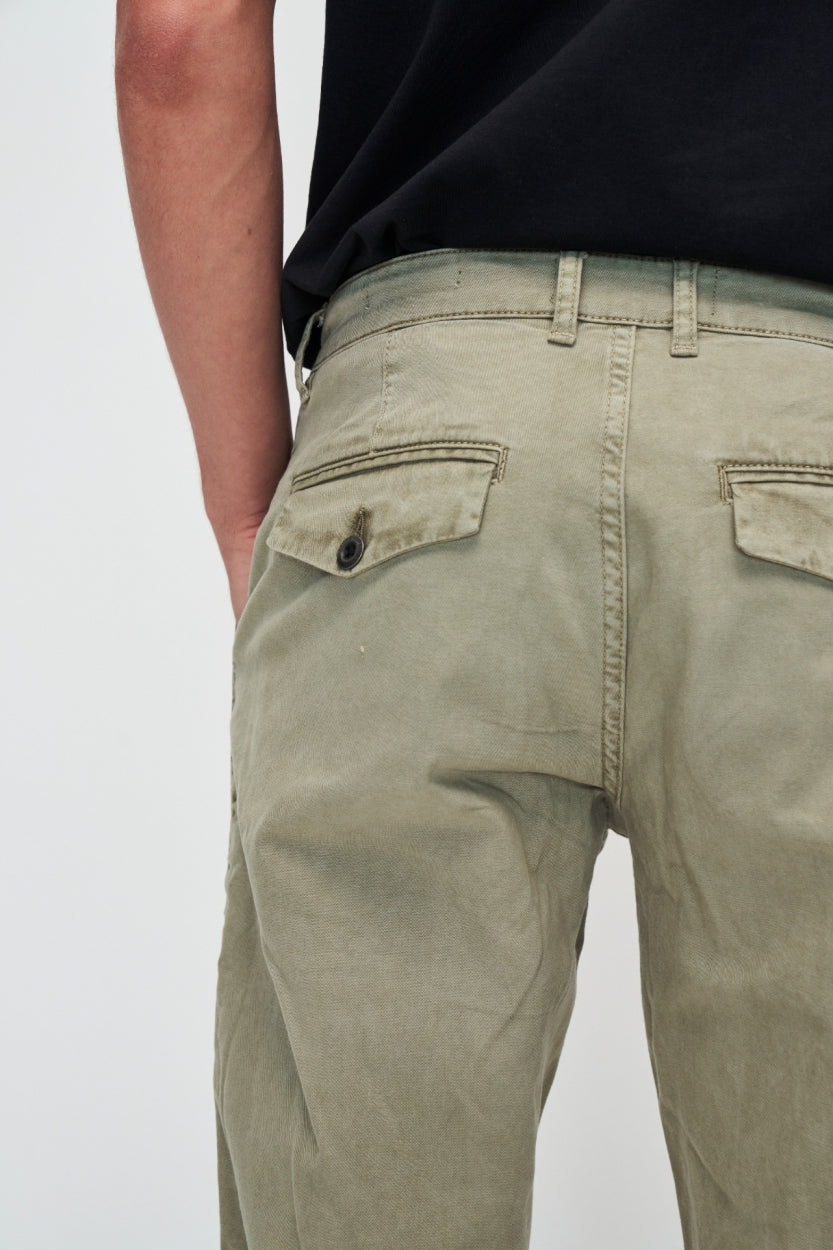Chino trousers Darren in olive green made from organic cotton by Kuyichi