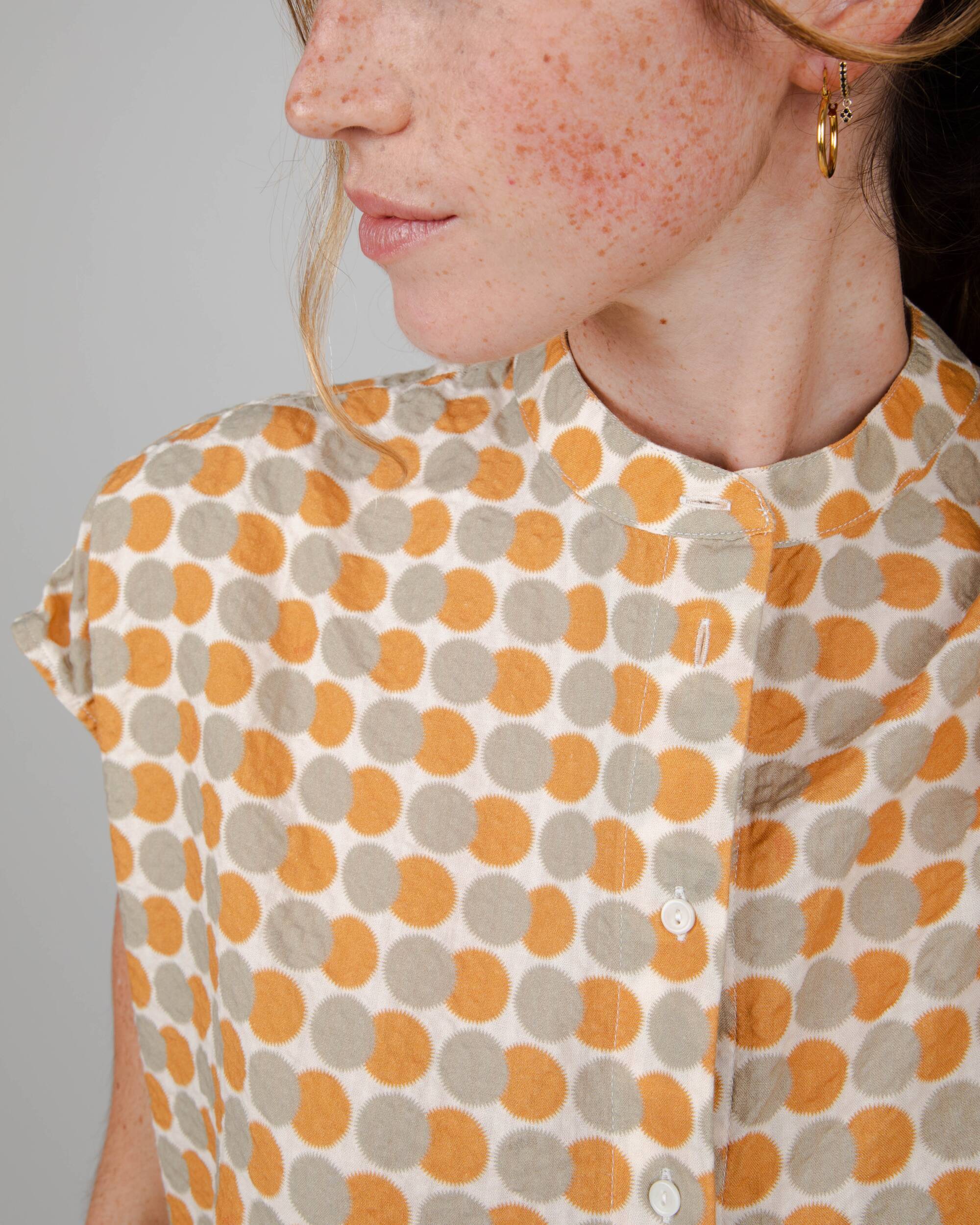 Bunte, ärmellose Bluse Mao aus Bio-Baumwolle von Brava Fabrics