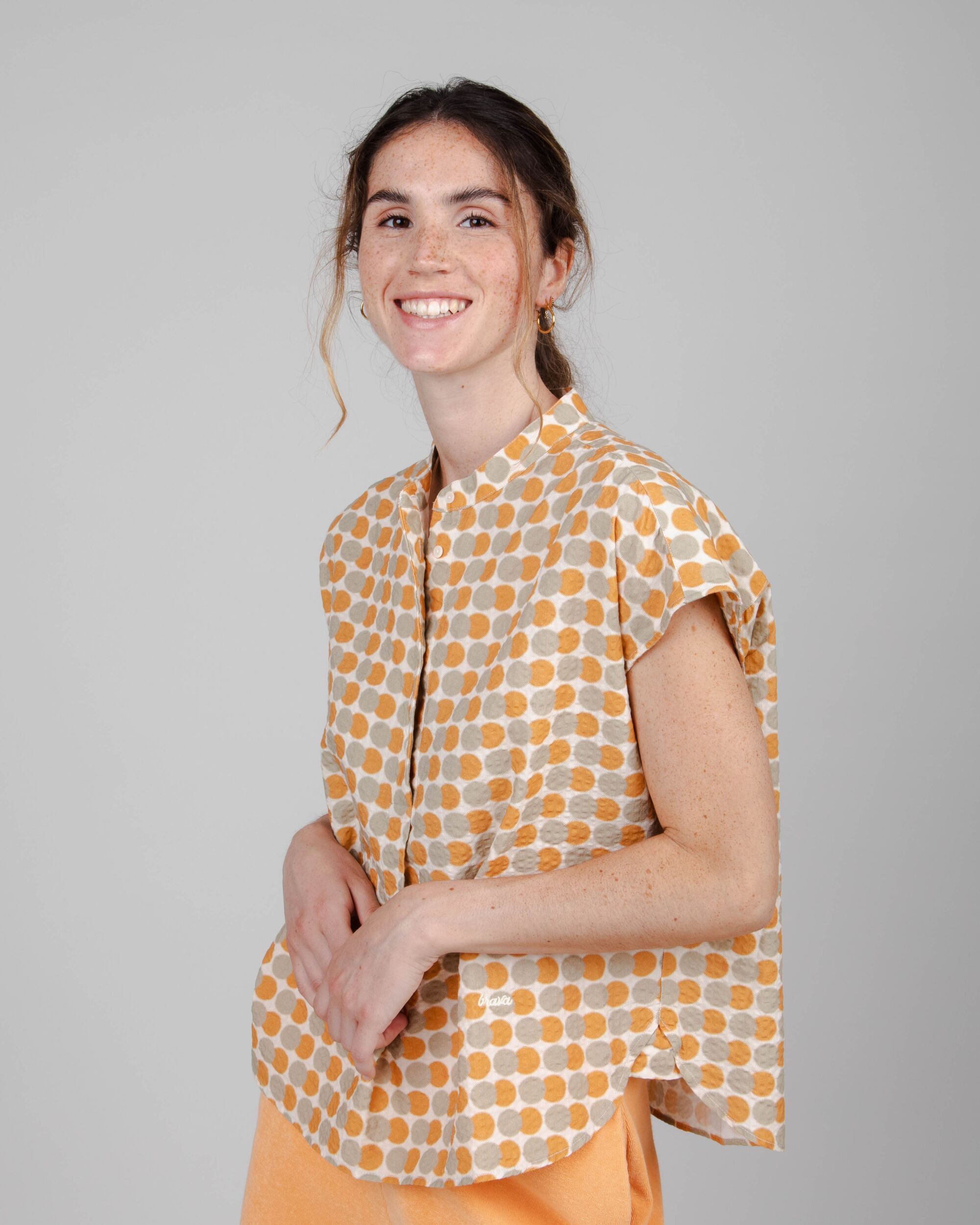 Colorful, sleeveless Mao blouse made of organic cotton from Brava Fabrics