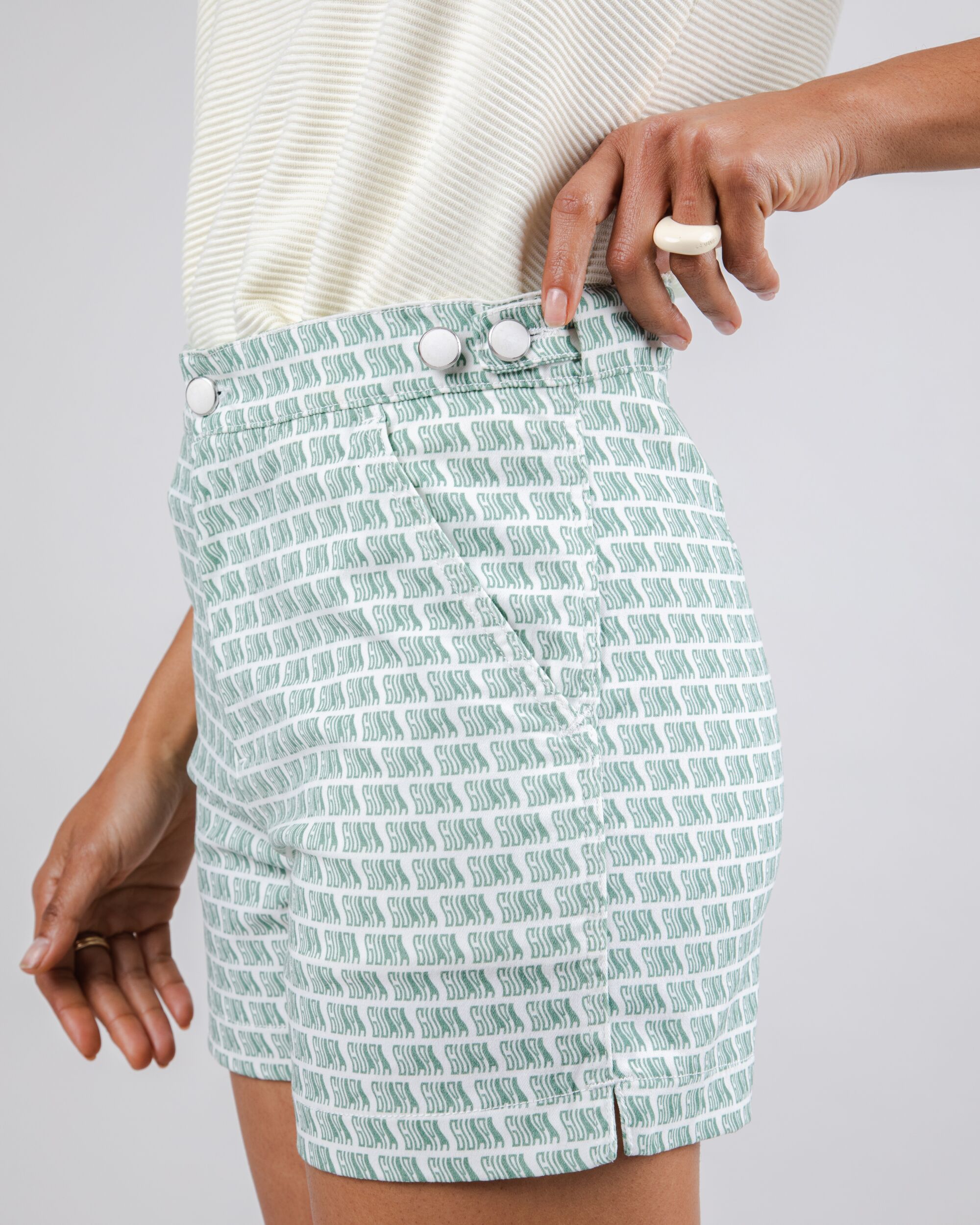 Weiss, grüne Shorts Guapa Lola aus Bio-Baumwolle von Brava Fabrics